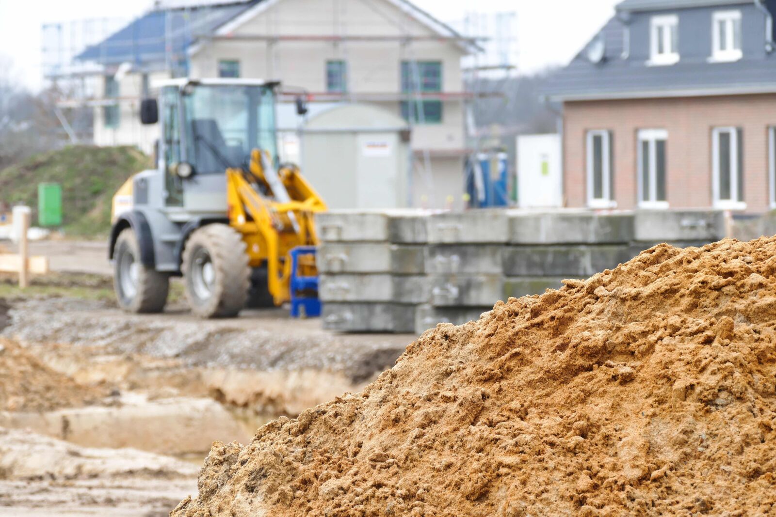 Panasonic Lumix DMC-FZ1000 sample photo. Site, excavators, craft photography