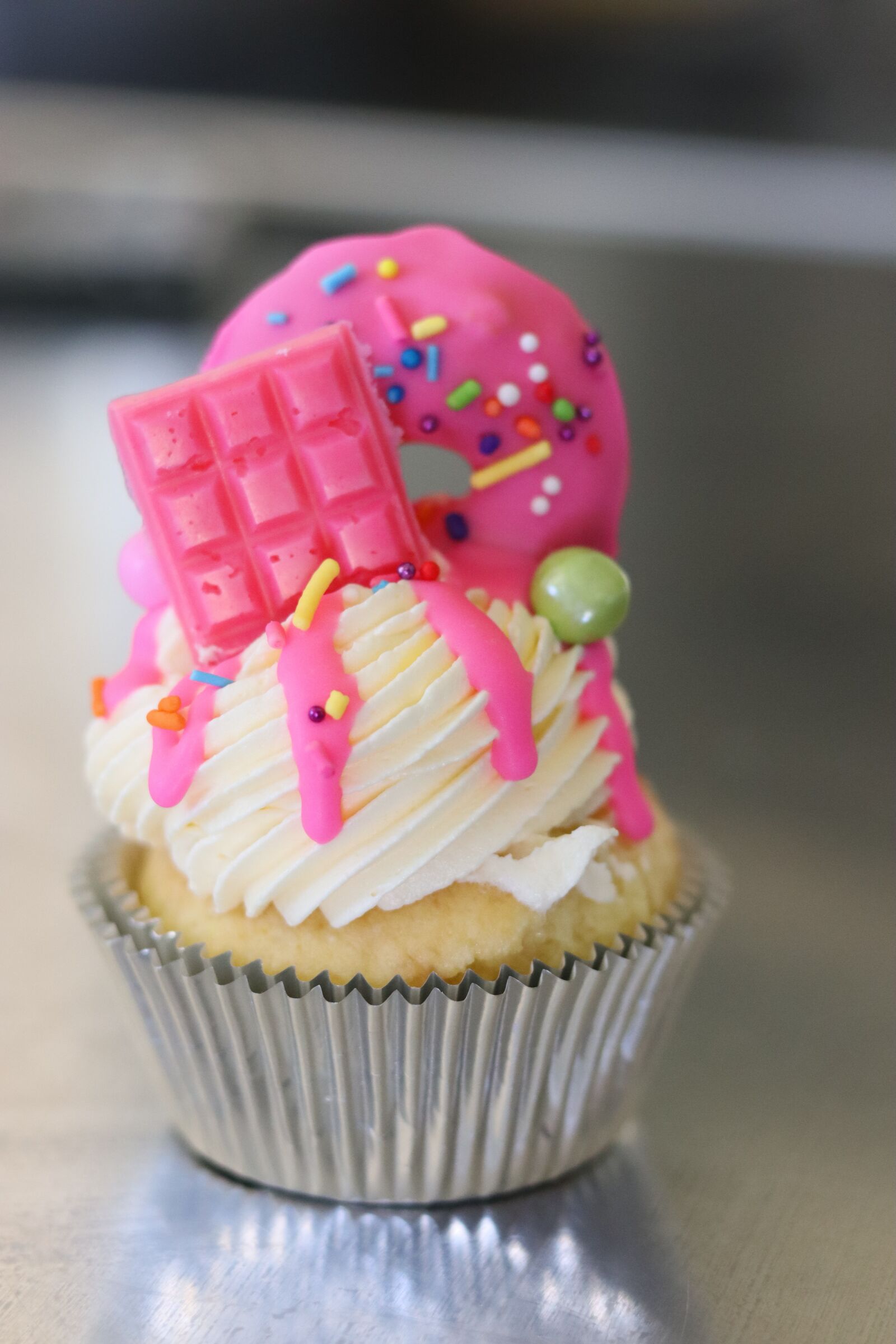 Canon EOS 250D (EOS Rebel SL3 / EOS Kiss X10 / EOS 200D II) sample photo. Cupcake, pink, dessert photography