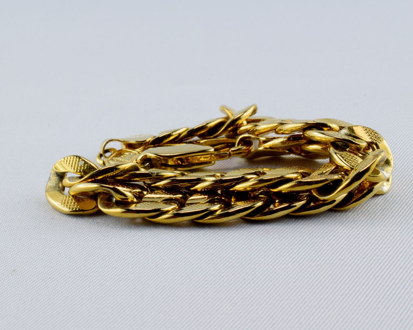 Nikon D5300 sample photo. Bracelet, gold jewelry, earrings photography