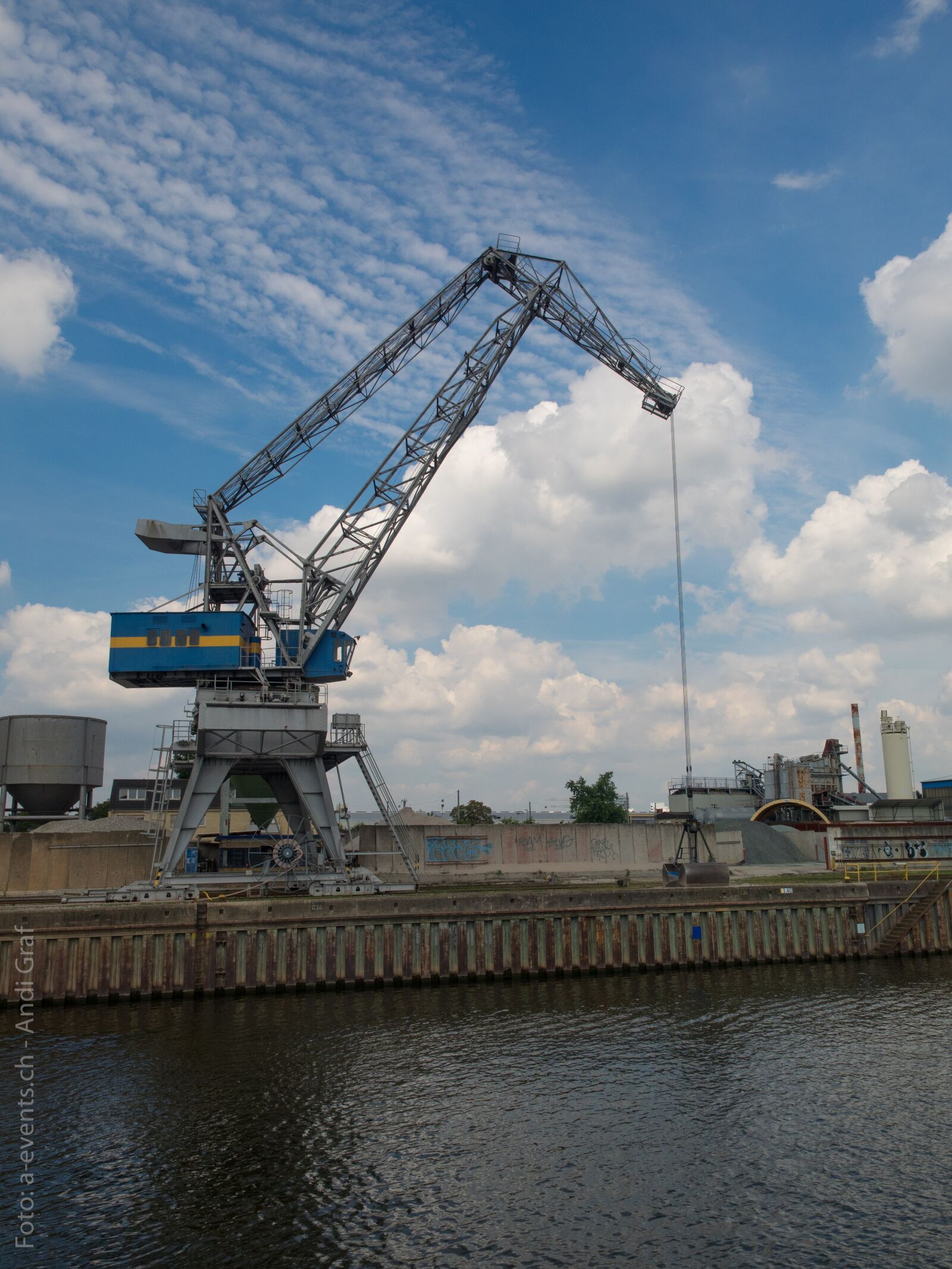 Olympus OM-D E-M1 + Olympus M.Zuiko Digital ED 12-40mm F2.8 Pro sample photo. Frankfurt, harbour crane, main photography