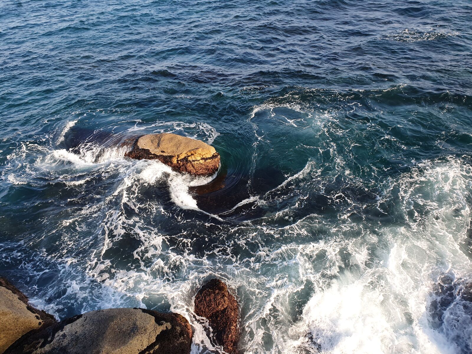 Samsung Galaxy S10e sample photo. Sea, wave, sea rocks photography