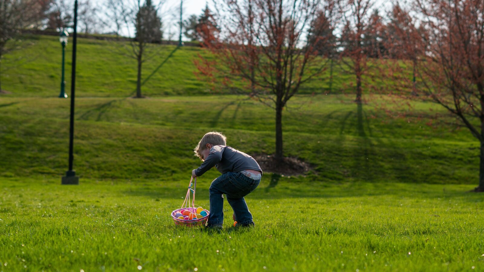Sony a6300 + Sony FE 50mm F1.8 sample photo. Easter, easter egg hunt photography