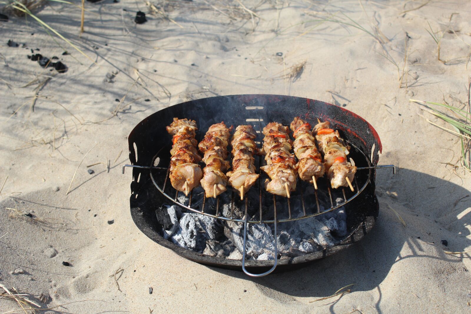Canon EOS 600D (Rebel EOS T3i / EOS Kiss X5) sample photo. Shish kebab, sand, vacation photography