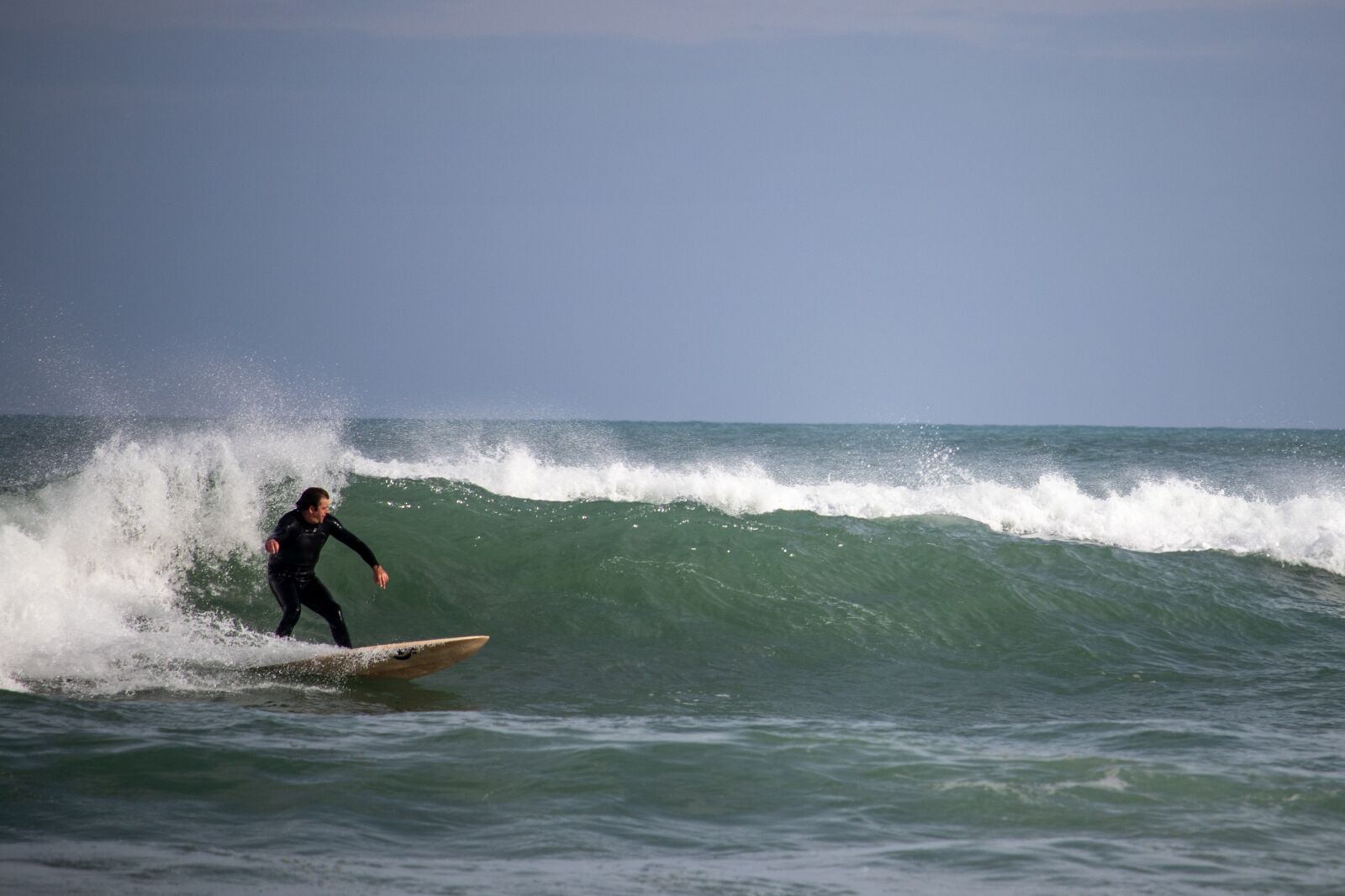 Canon EOS 200D (EOS Rebel SL2 / EOS Kiss X9) + Canon EF-S 55-250mm F4-5.6 IS STM sample photo. Surfer, wave, surfing photography