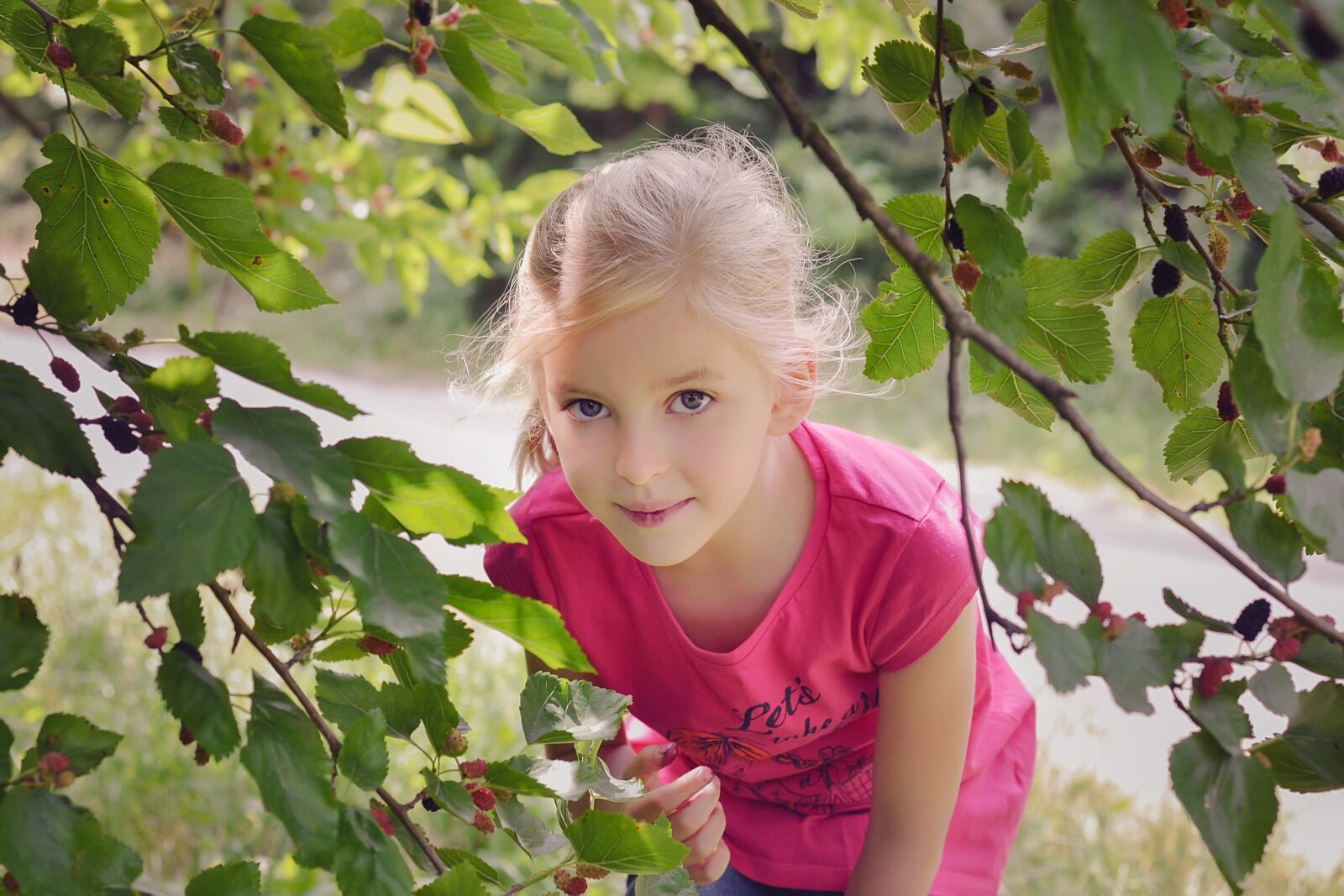 Nikon D3100 sample photo. Mulberry, little girl, summer photography