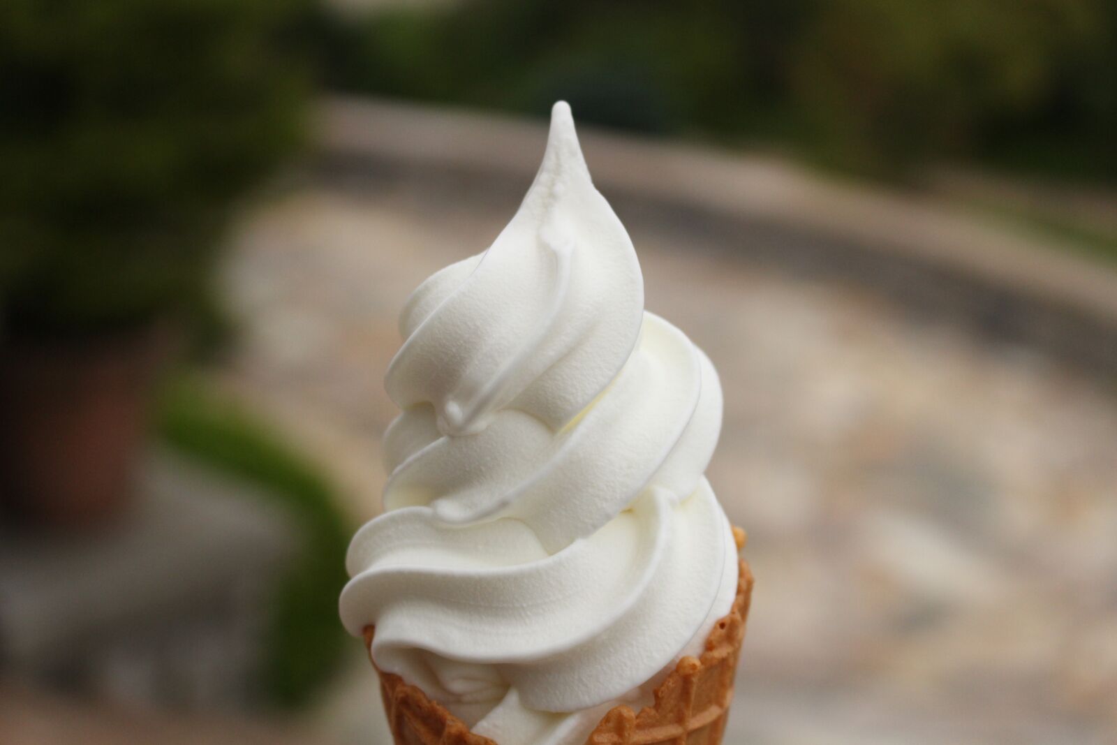 Canon EOS 100D (EOS Rebel SL1 / EOS Kiss X7) + Canon EF-S 18-55mm F3.5-5.6 IS STM sample photo. Soft serve ice cream photography
