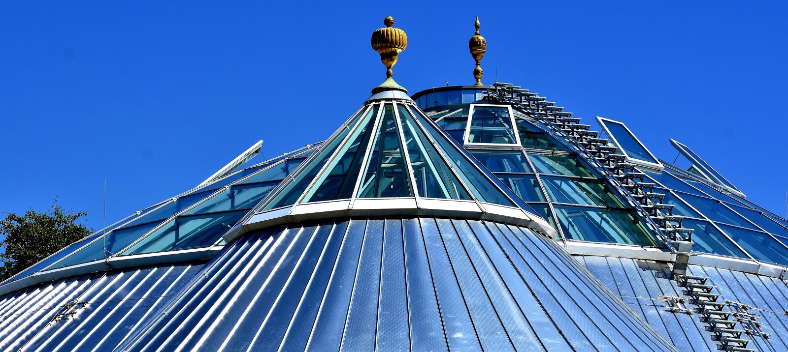 Nikon D7200 sample photo. Building, roof construction, elephant photography
