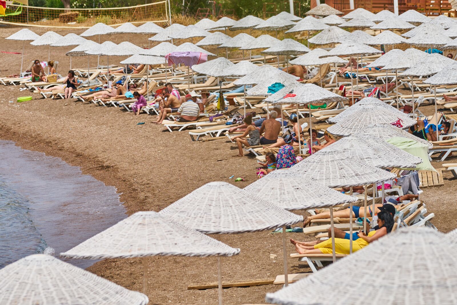 Sony FE 70-200mm F4 G OSS sample photo. Beach, umbrella, tourism photography