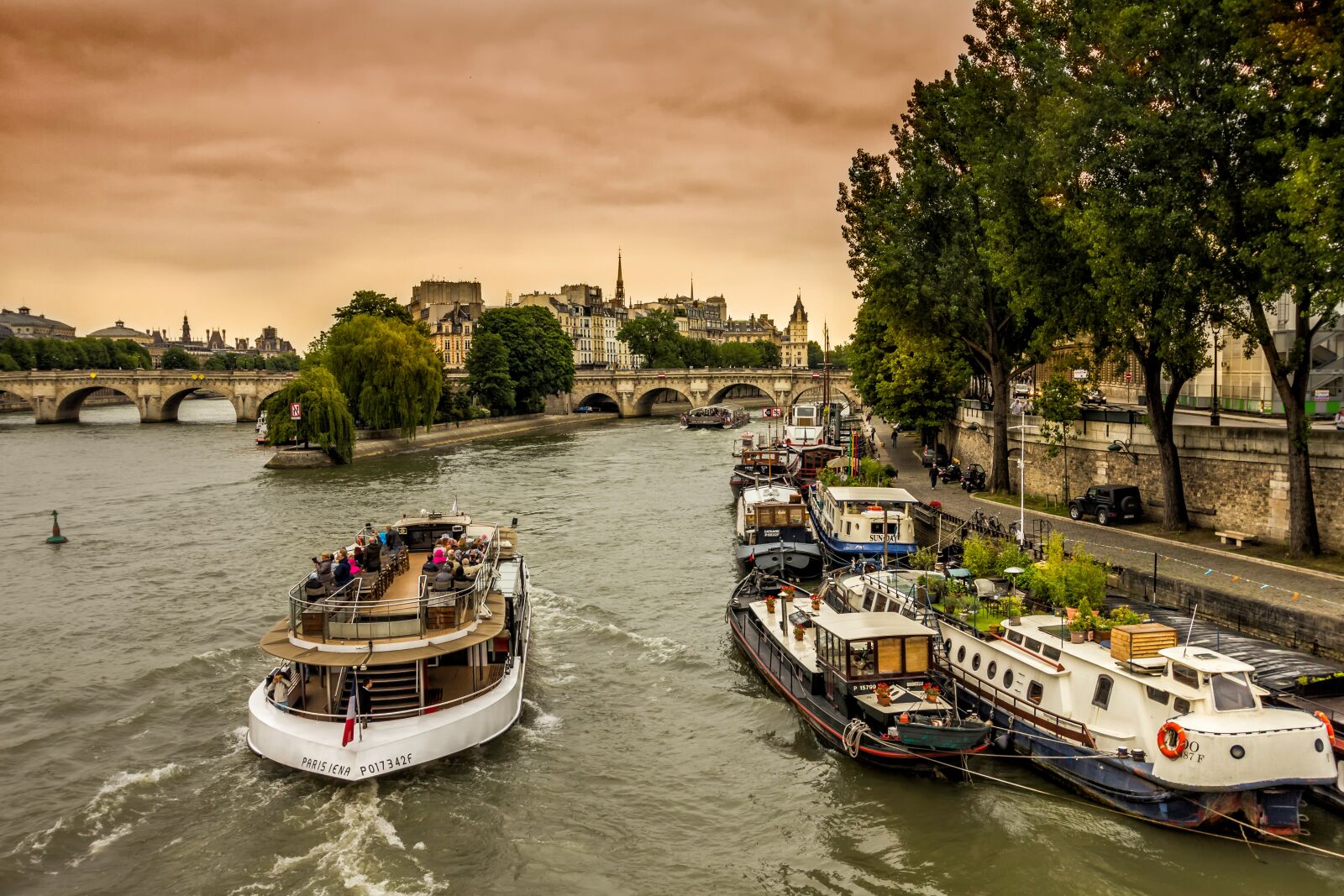 Canon EOS 60D + Canon EF-S 10-22mm F3.5-4.5 USM sample photo. Paris, seine, peniche photography