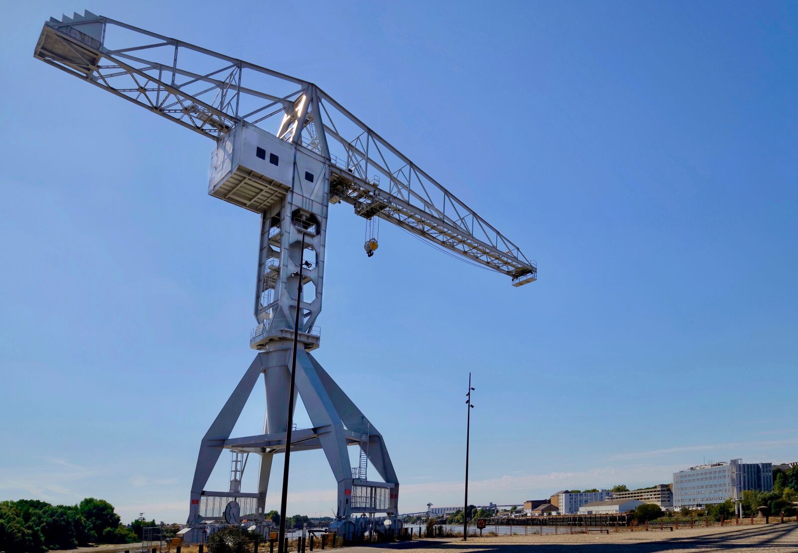 Canon EOS 70D + Canon EF-S 10-18mm F4.5–5.6 IS STM sample photo. Crane, nantes, wharf photography