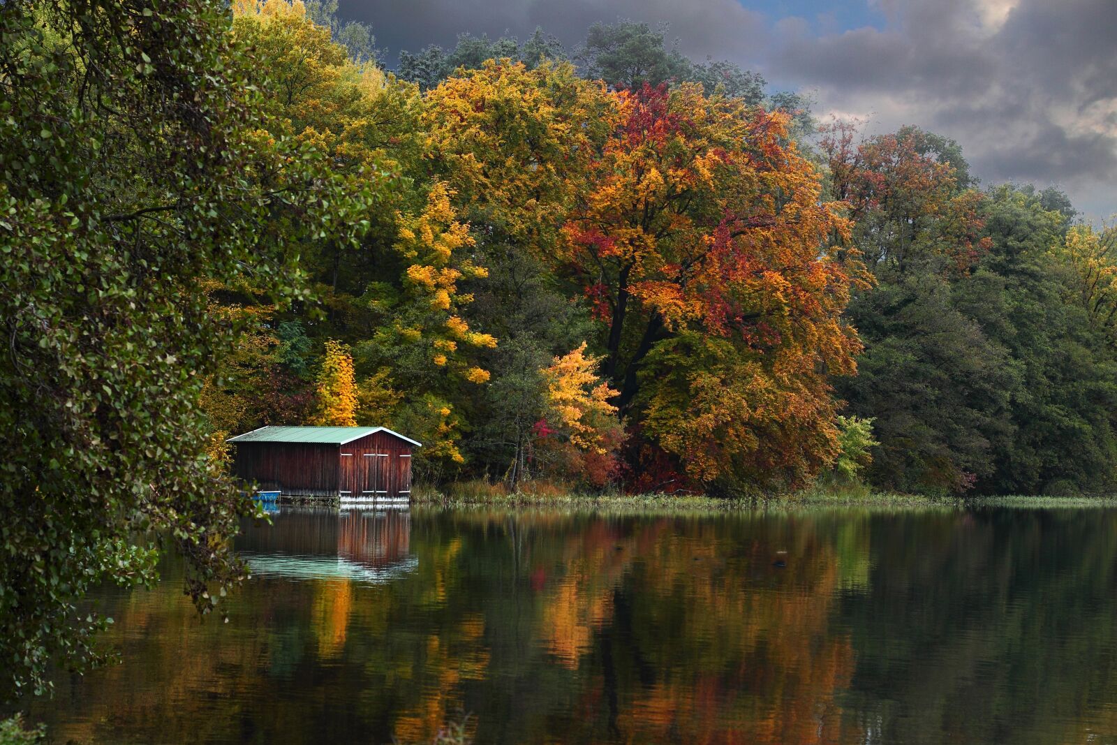 Canon EOS 500D (EOS Rebel T1i / EOS Kiss X3) sample photo. Boat house, lake, autumn photography