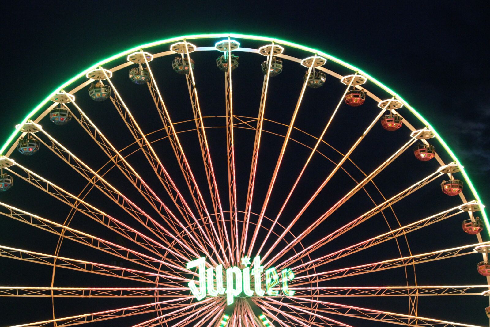 Canon EOS 600D (Rebel EOS T3i / EOS Kiss X5) sample photo. Entertainment, fair, carousel photography