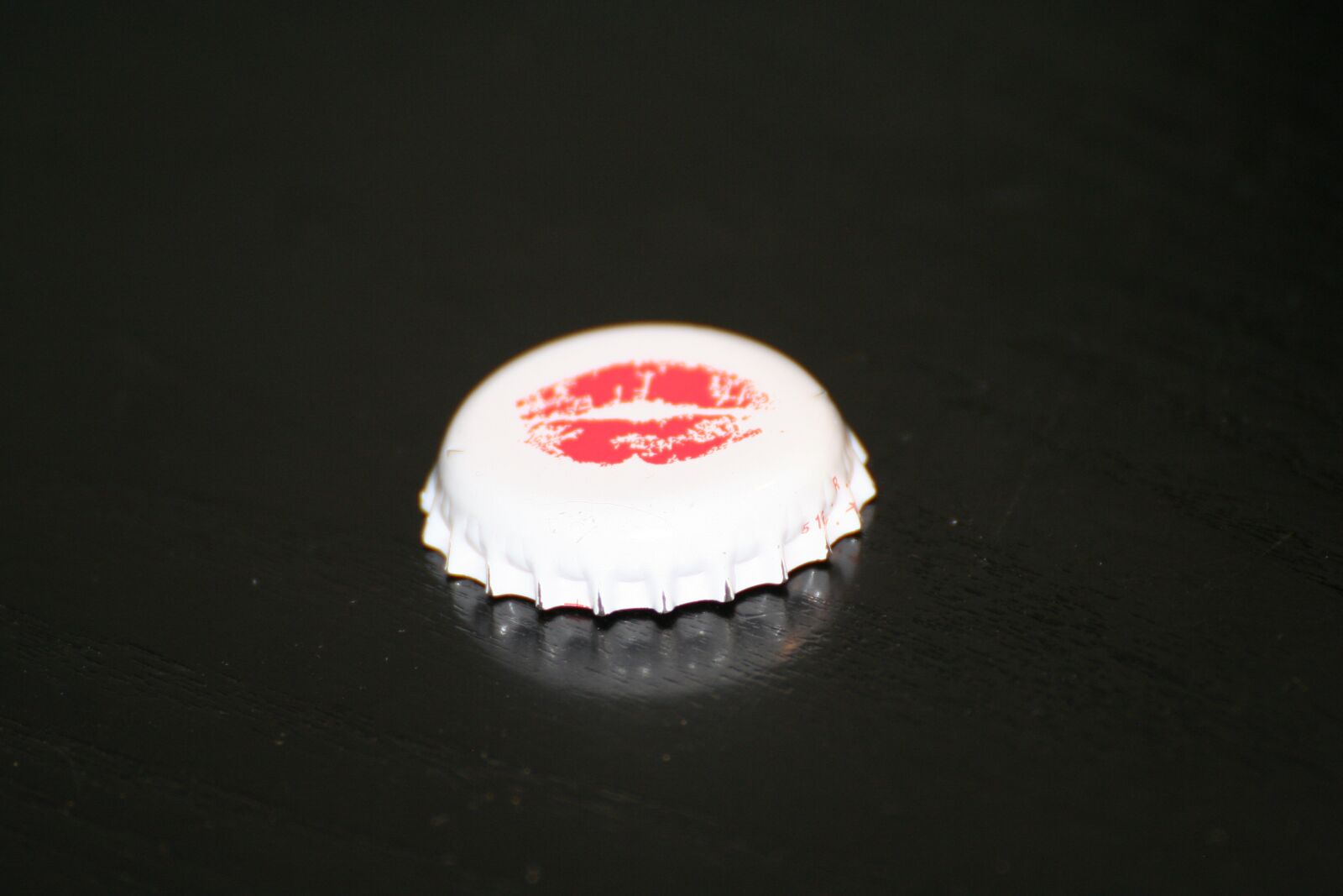 Canon EOS 350D (EOS Digital Rebel XT / EOS Kiss Digital N) sample photo. Lid, kiss, beer photography