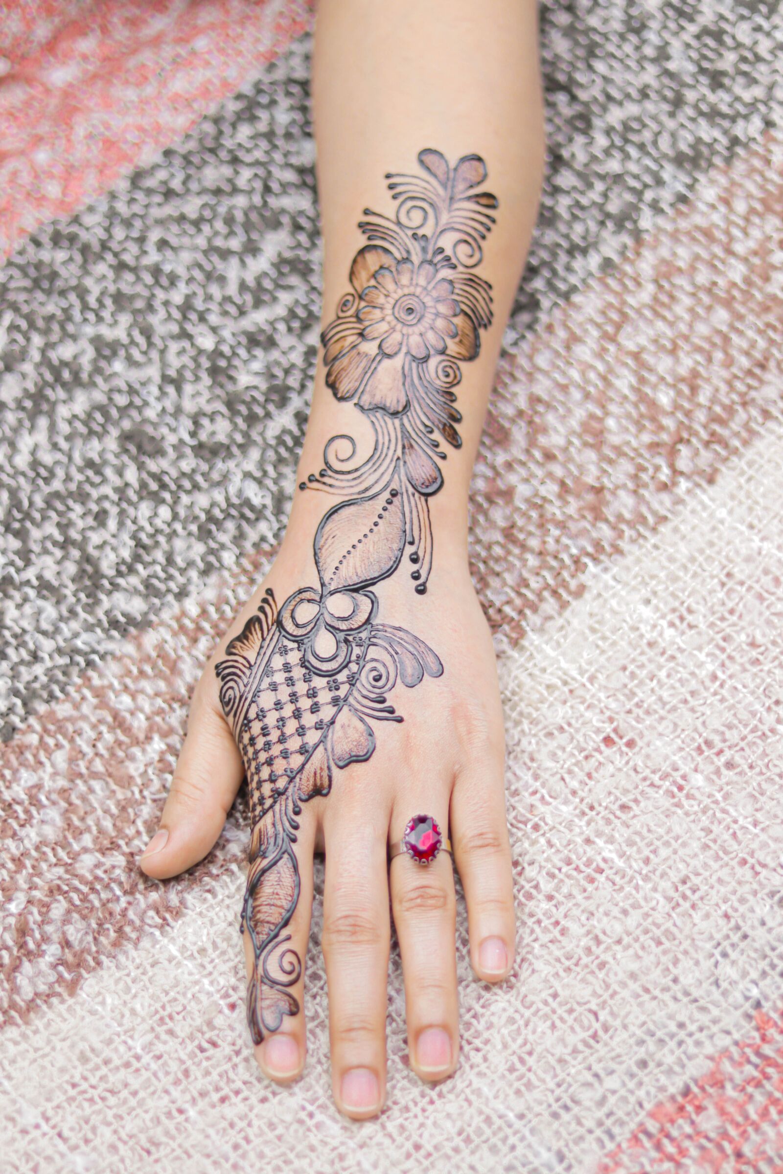 Canon EOS 80D sample photo. Jewellery, henna art, girl photography