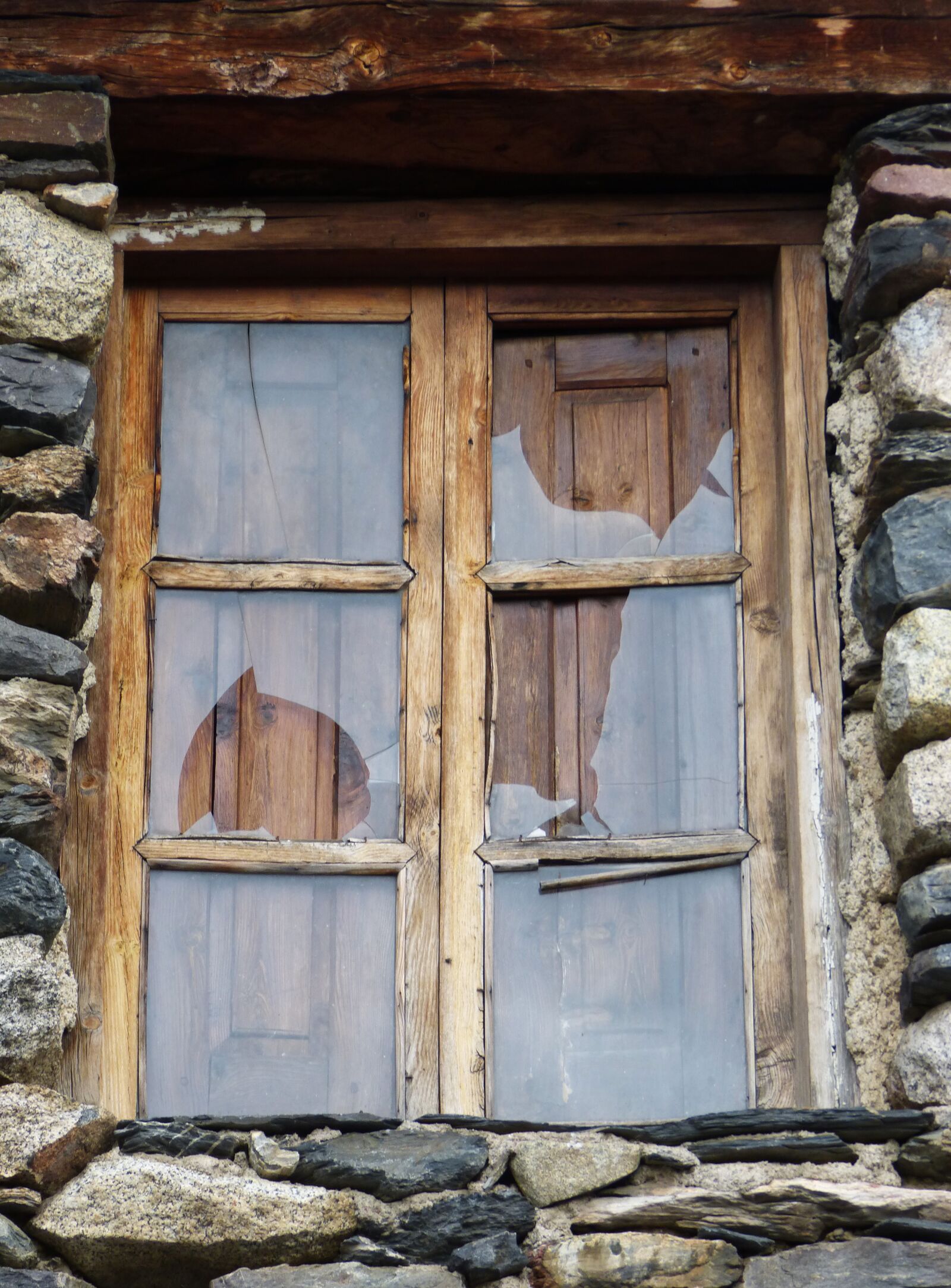 Panasonic DMC-FZ62 sample photo. Window, old, broken glass photography