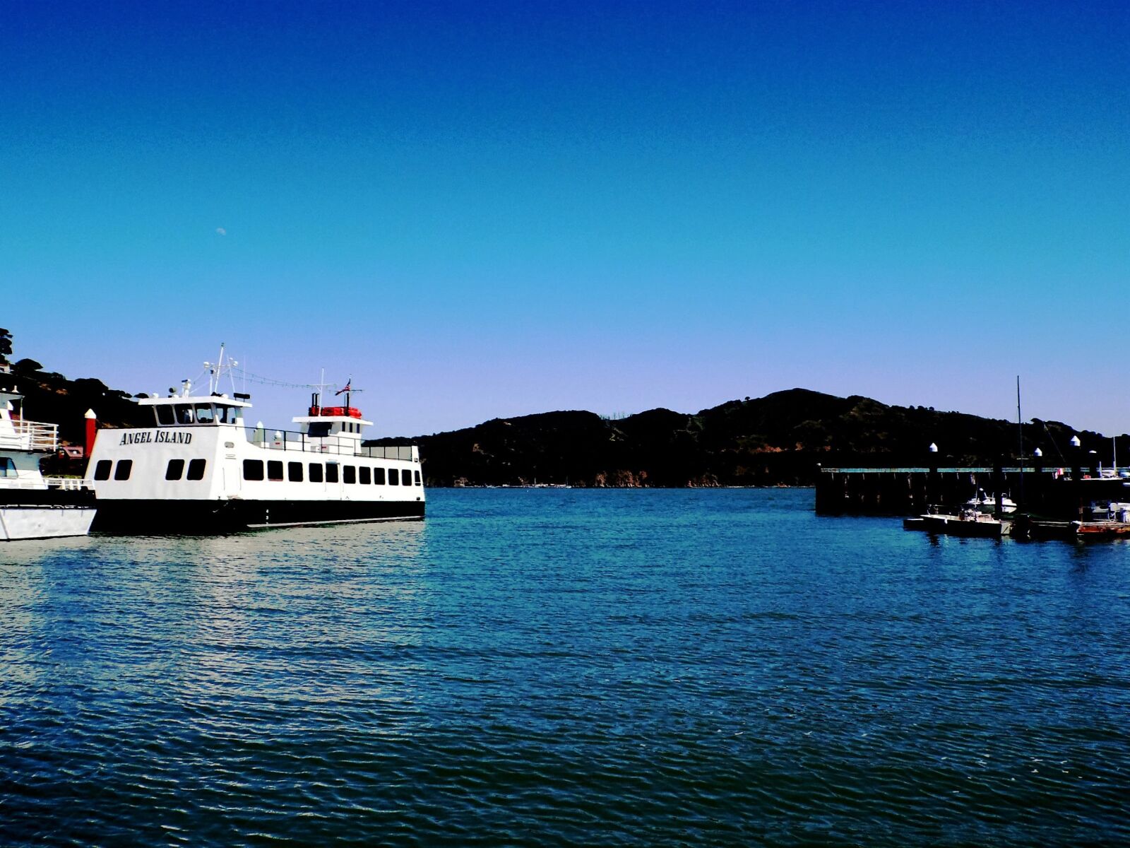 Samsung WB100/  WB101 sample photo. Boat, blue, water photography