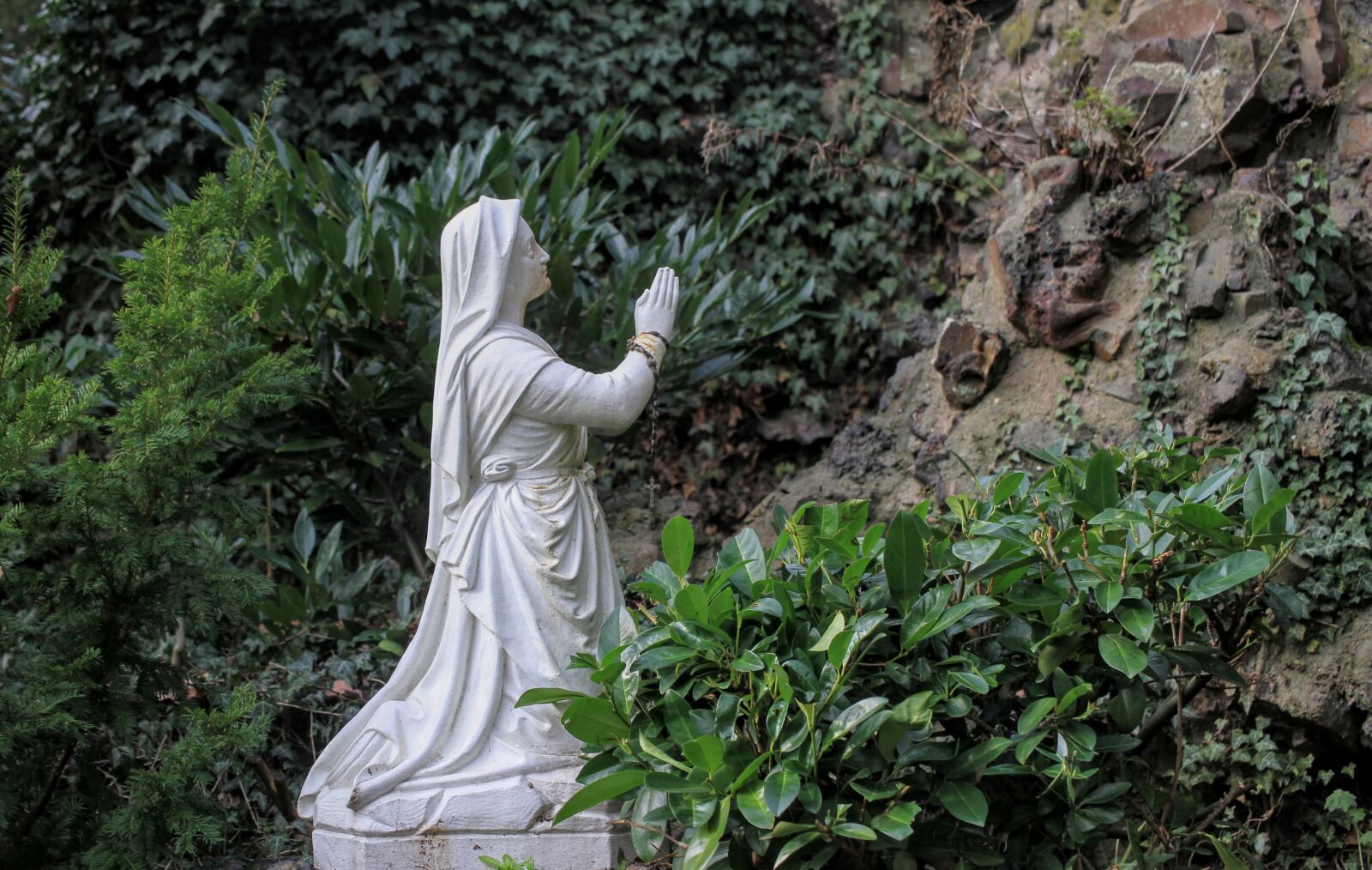 Canon EOS 7D sample photo. Monastery garden, pray, figure photography