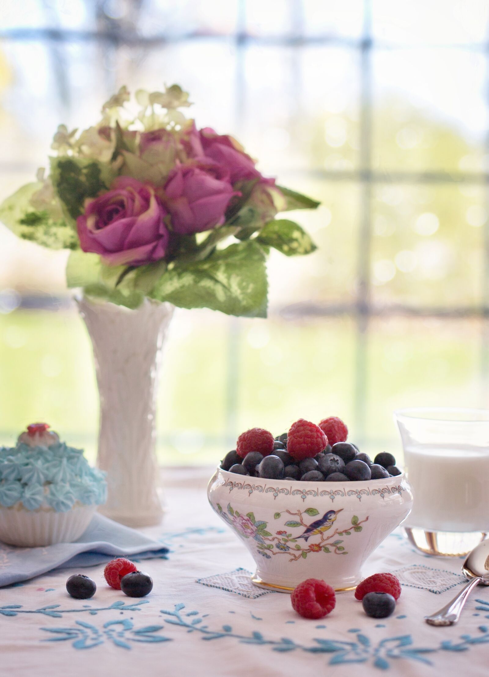 Canon EF 50mm F1.4 USM sample photo. Summer, blueberries, breakfast, table photography
