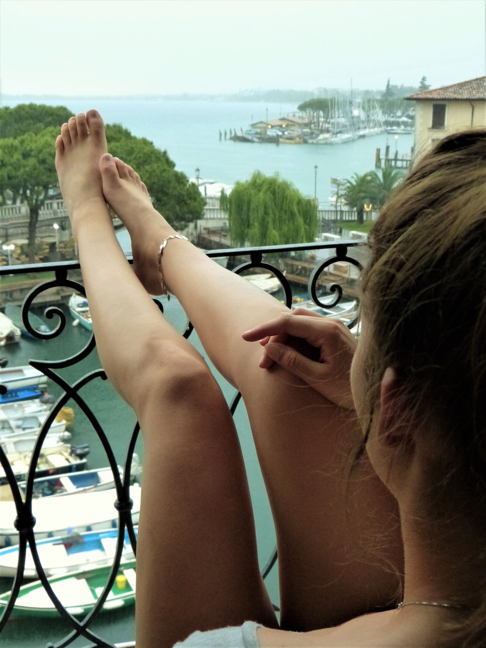 Panasonic Lumix DMC-FZ150 sample photo. Young woman, vacations, sit photography