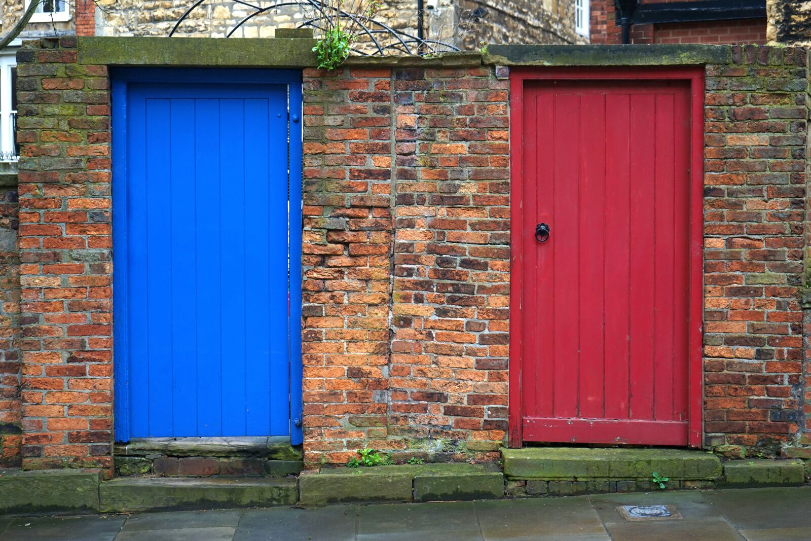 Sony a7 + Sony FE 28-70mm F3.5-5.6 OSS sample photo. Doors, red, blue photography