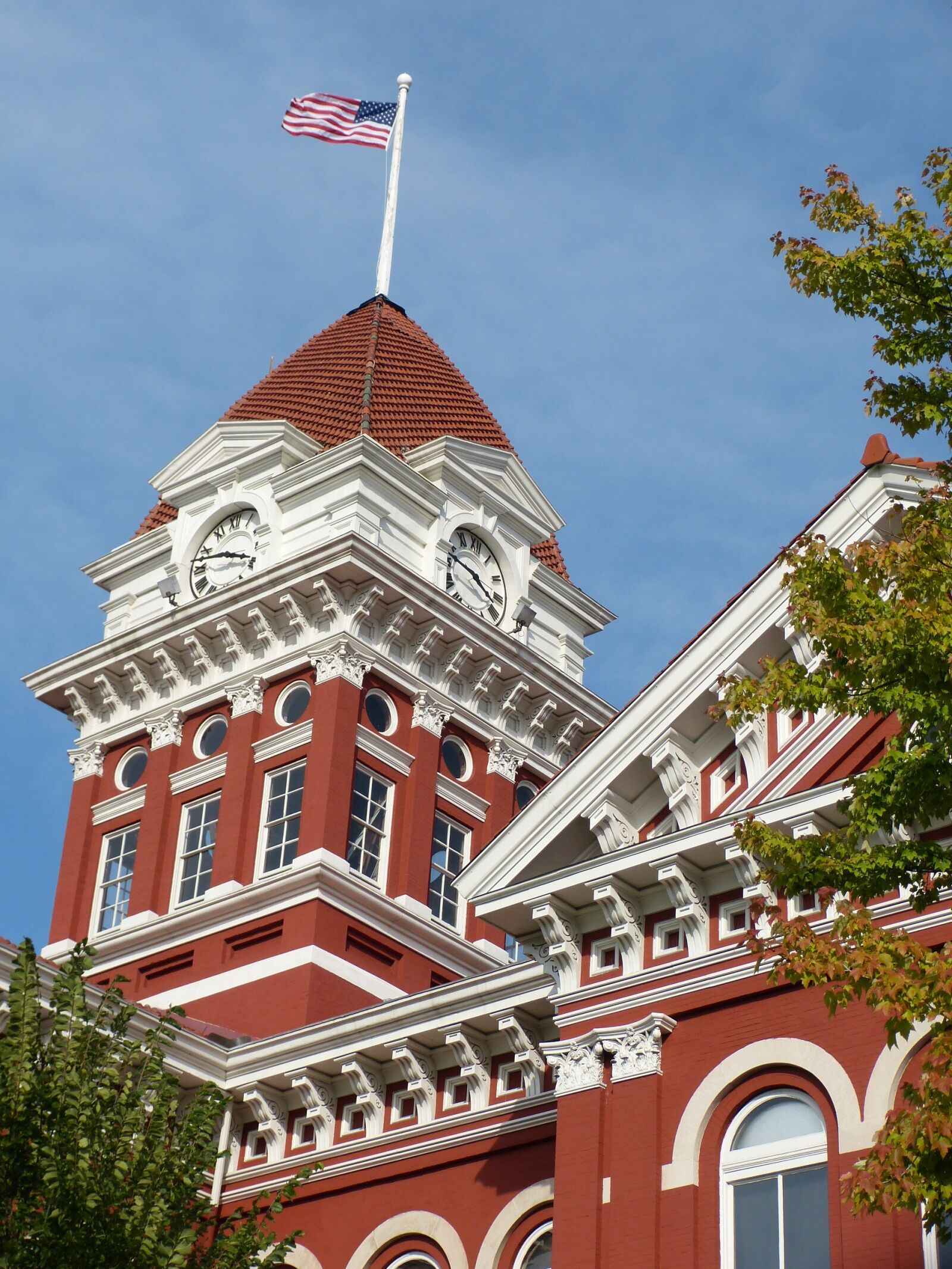Panasonic Lumix DMC-FZ150 sample photo. Indiana courthouse, flag, sky photography