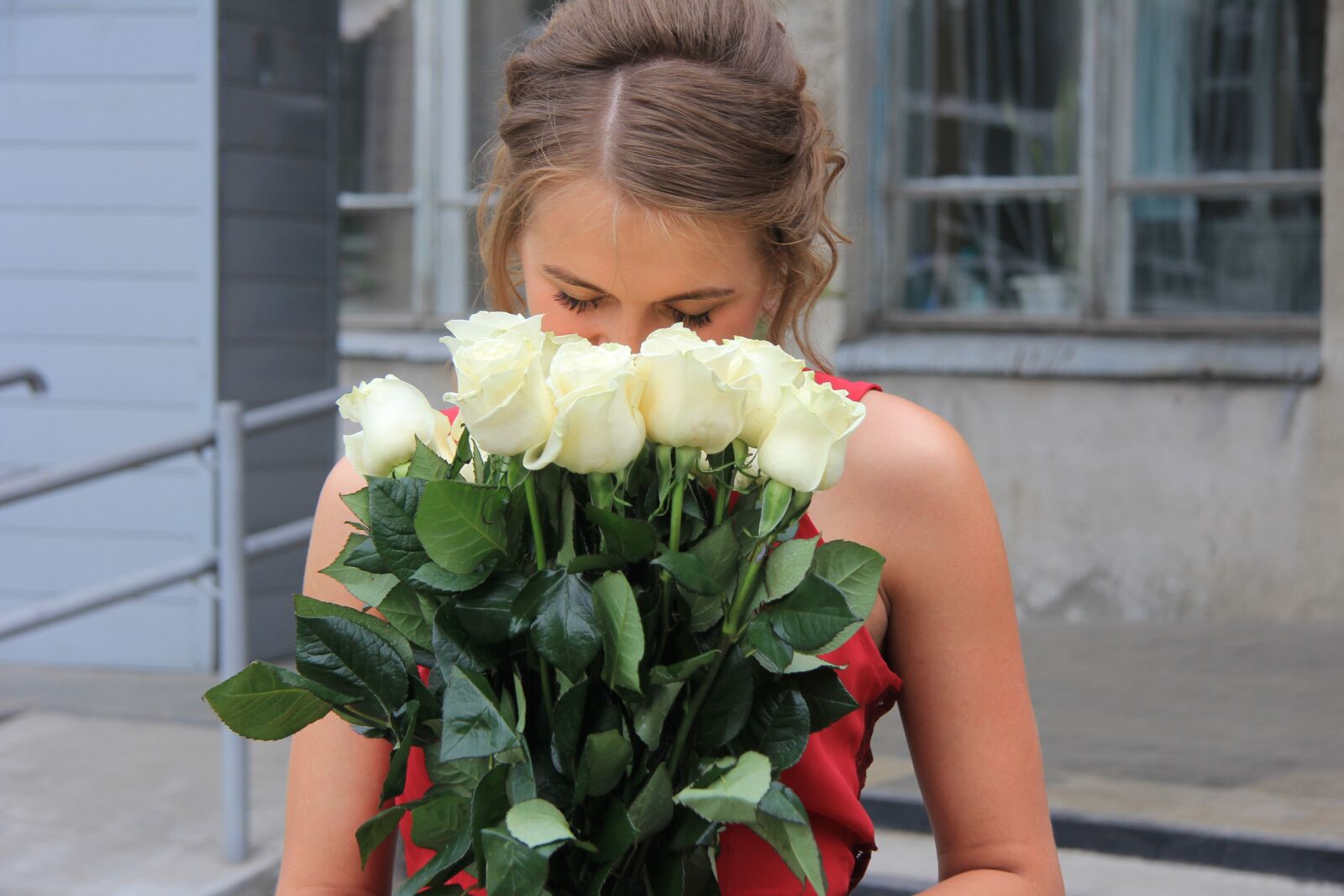 Canon EF-S 17-85mm F4-5.6 IS USM sample photo. Flowers, high school graduation photography