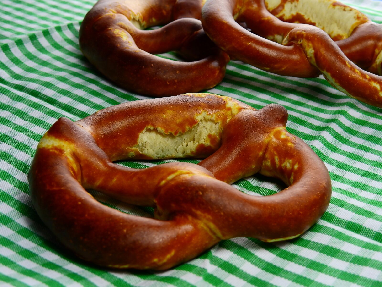 Nikon Coolpix P900 sample photo. Pretzel, baked goods, baked photography