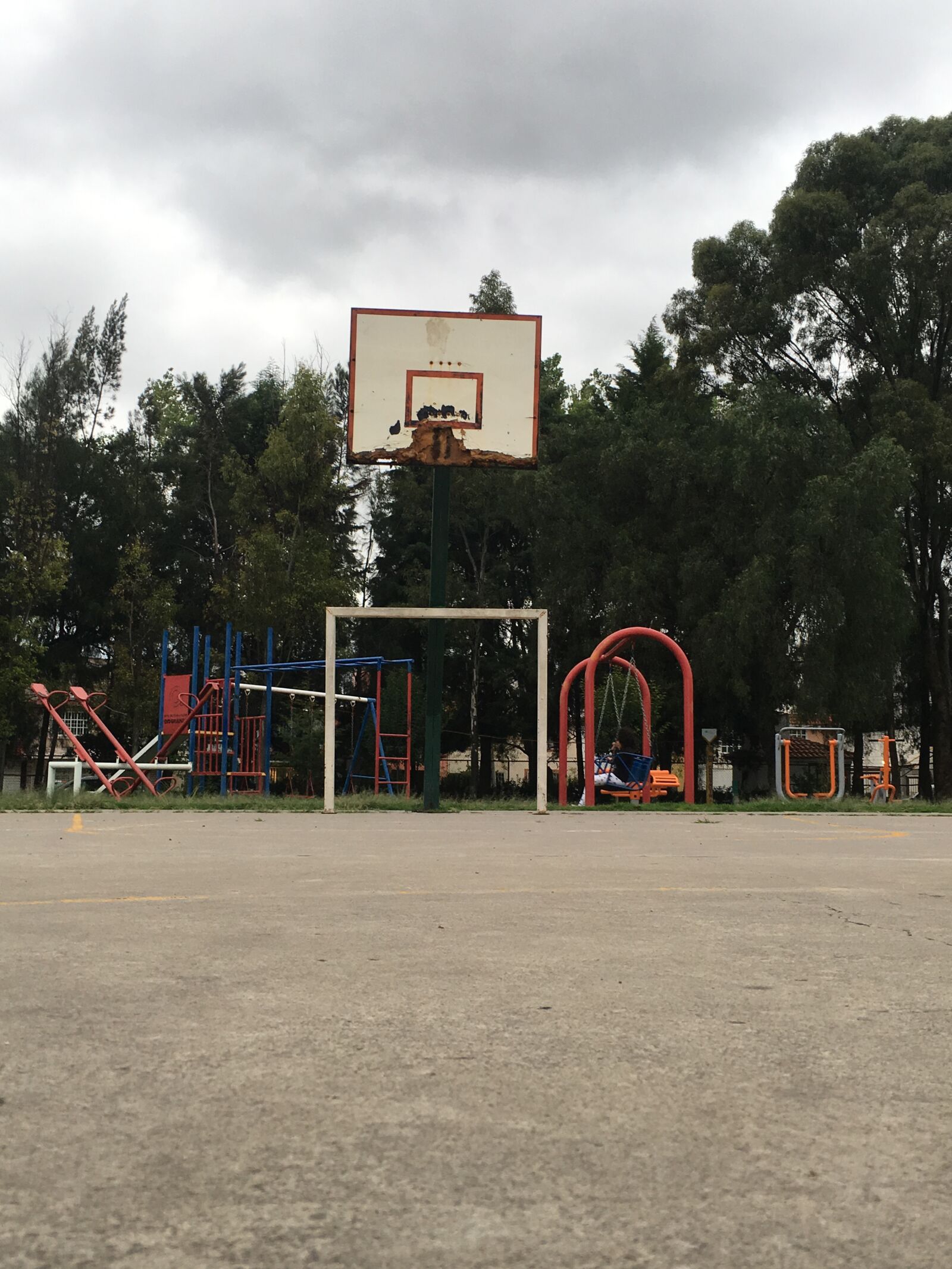 iPhone SE back camera 4.15mm f/2.2 sample photo. Mexico, park, basketball photography