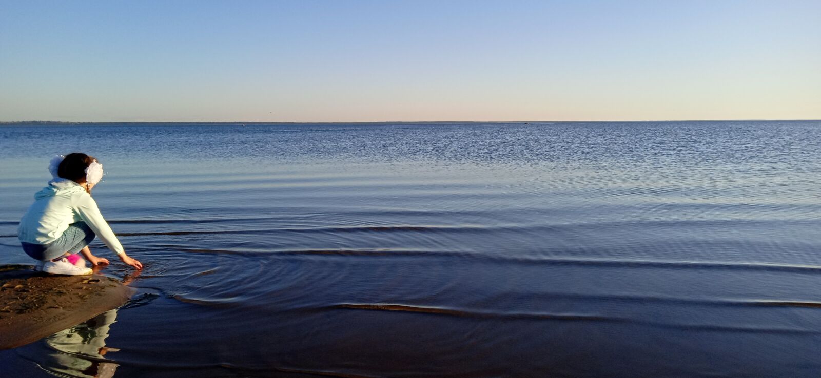 Realme C2 sample photo. Girl, sea, beach photography