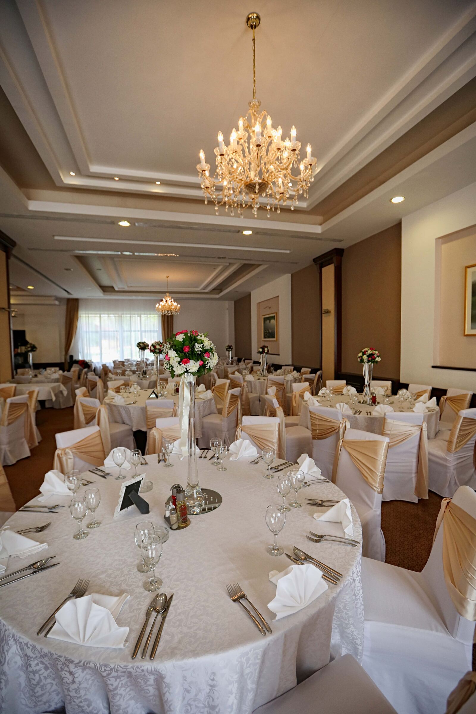 Canon EF 16-35mm F2.8L II USM sample photo. Chandler, dining area, table photography