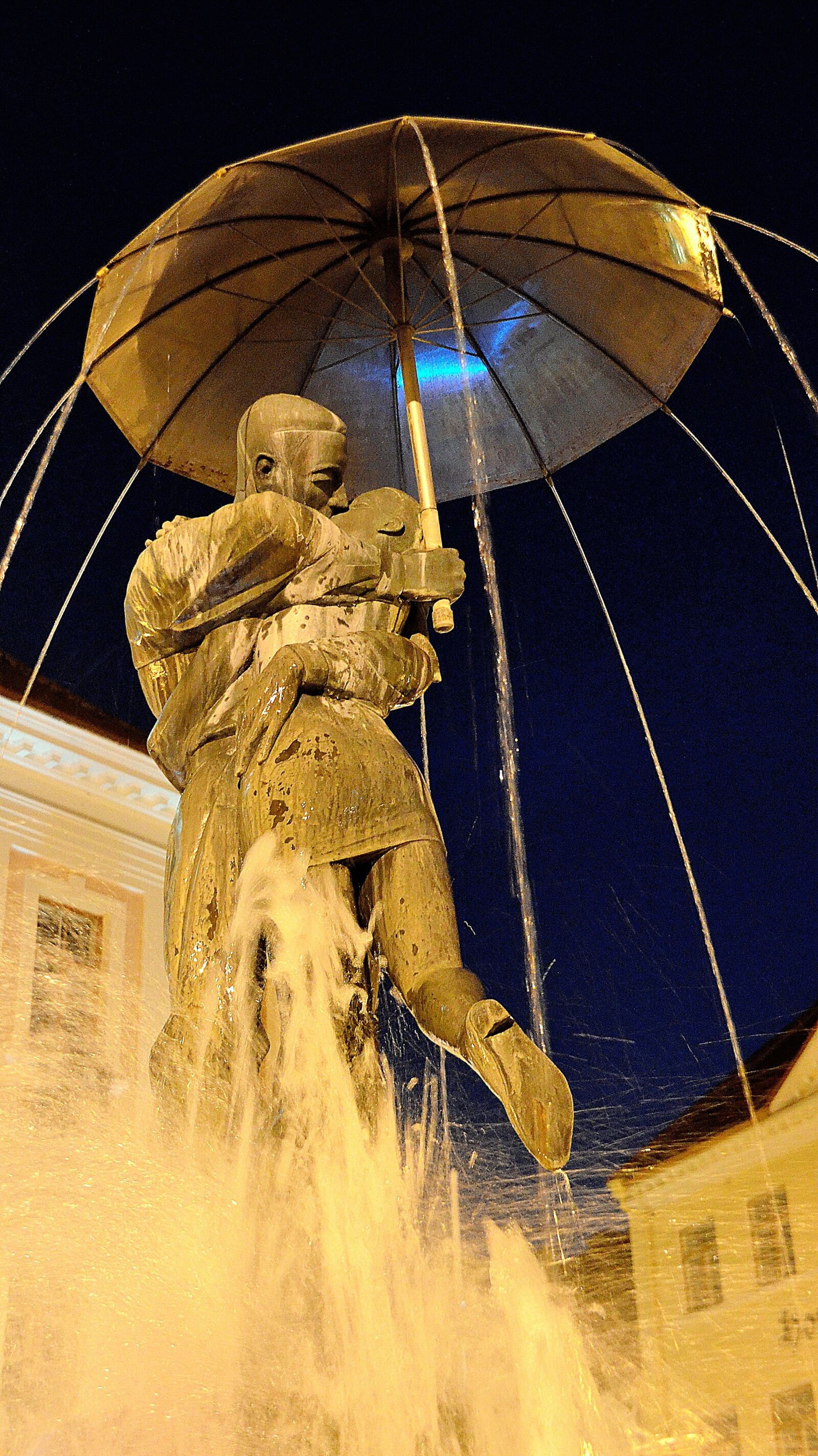 Nikon D5100 sample photo. Kissing, statue, umbrella photography