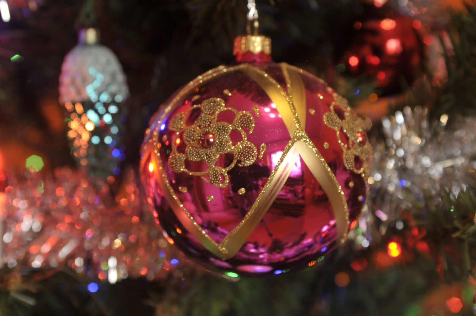 Nikon D300 sample photo. Christmas tree, bauble, christmas photography