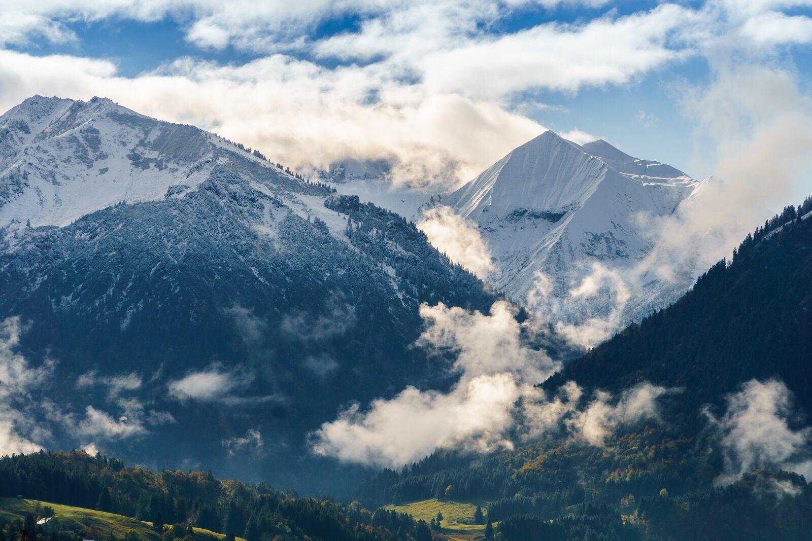 Sony a6000 + Sony E PZ 18-105mm F4 G OSS sample photo. Oberstdorf, clouds, mountains photography