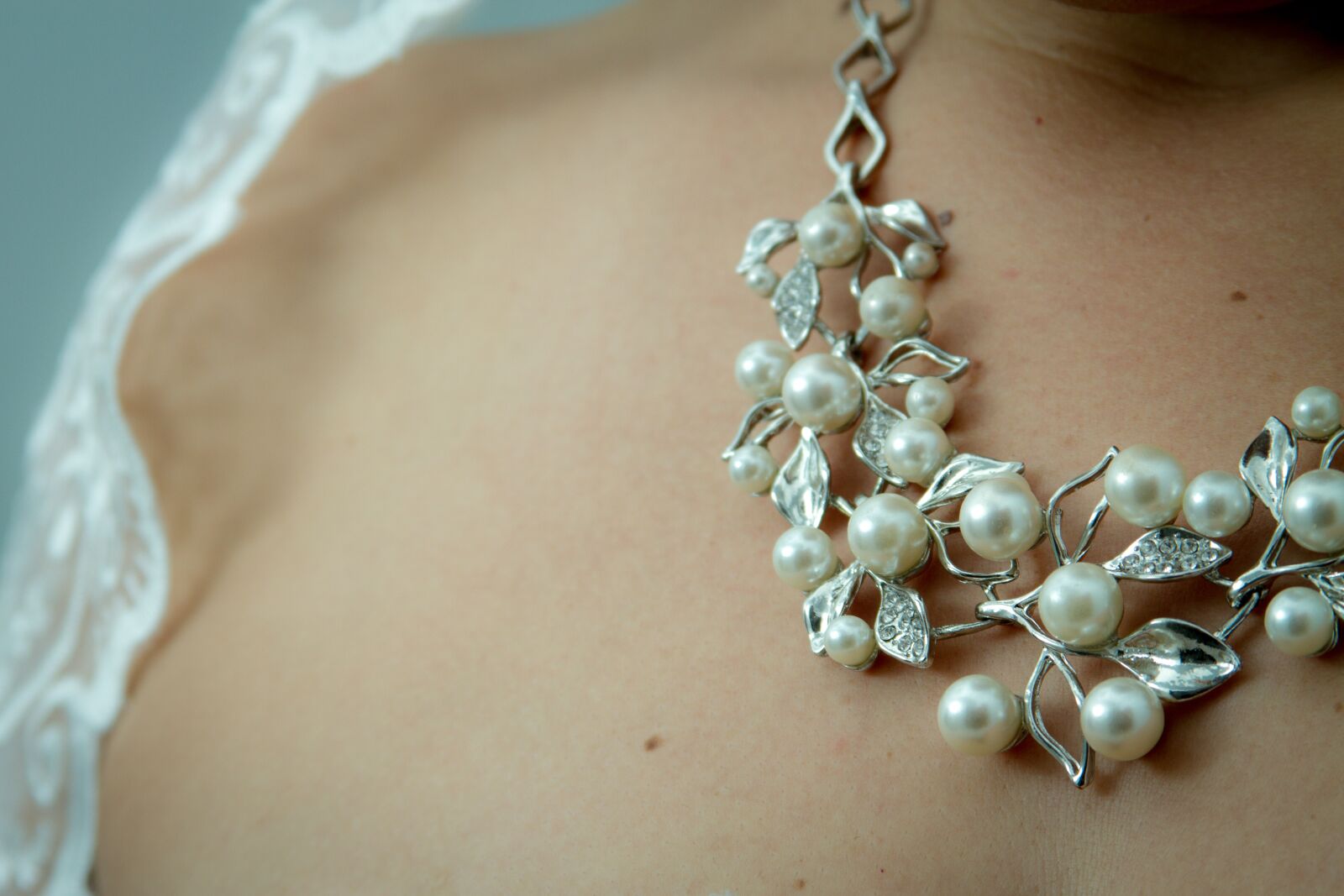 Canon EF 28-135mm F3.5-5.6 IS USM sample photo. Jewel, neck, jewelry photography