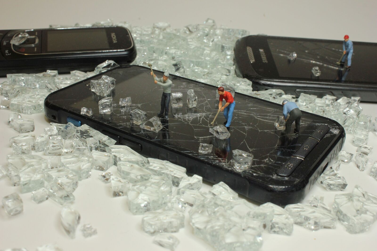 Canon EOS 550D (EOS Rebel T2i / EOS Kiss X4) sample photo. Recycling, mobile phone, miniature photography