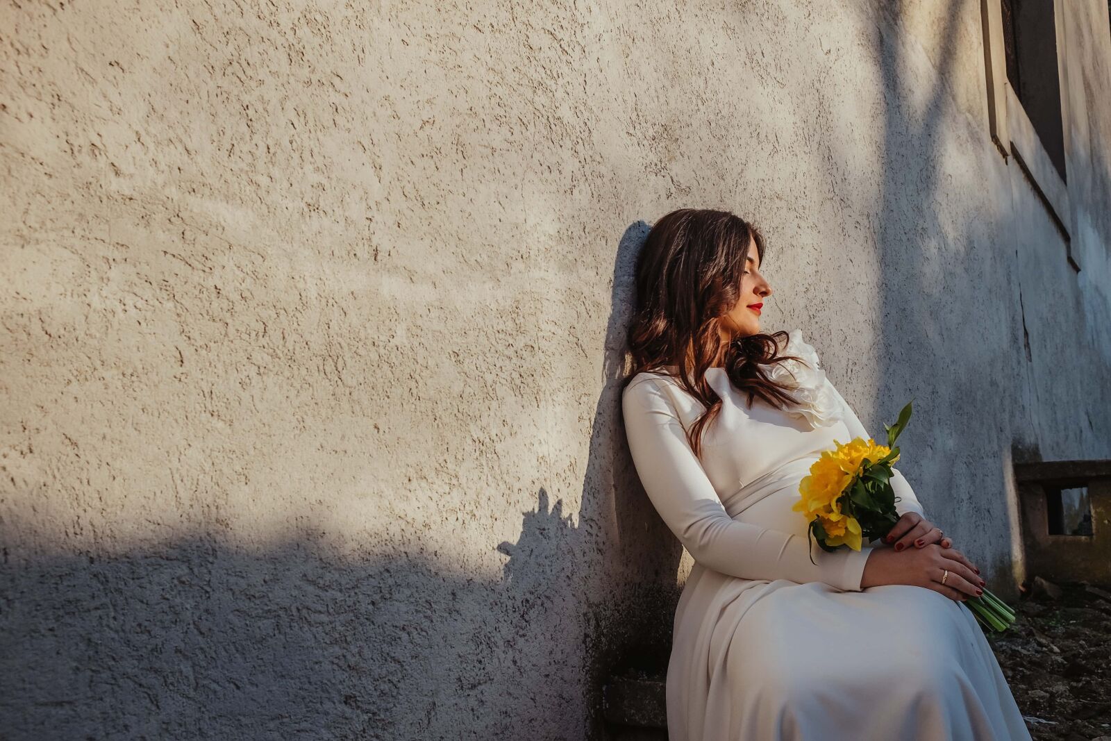 Fujifilm X100T sample photo. Sitting, young woman, relaxation photography