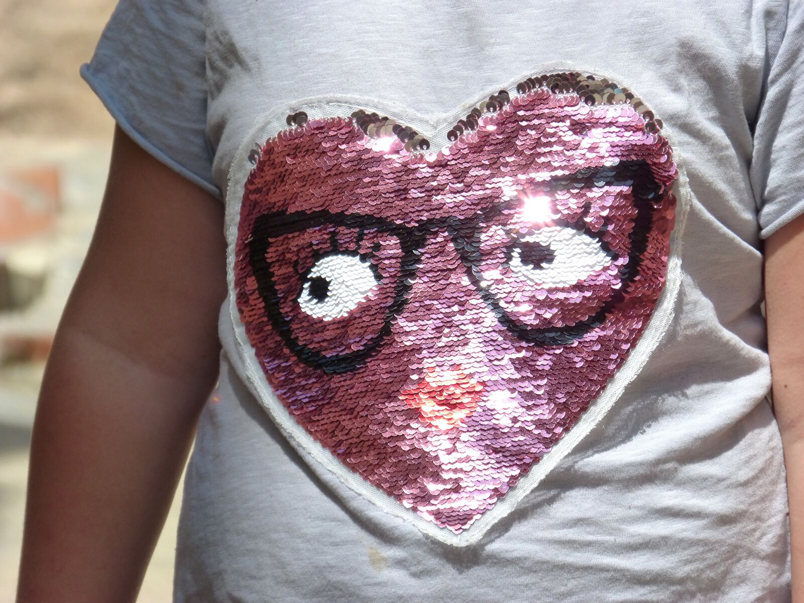 Panasonic DMC-FZ62 sample photo. Children's fashion, t-shirt, sequin photography