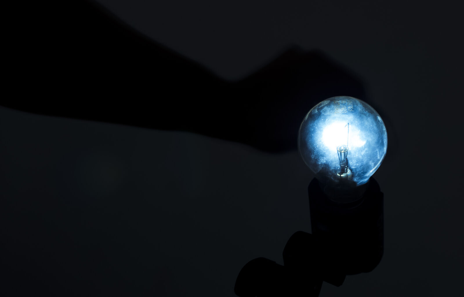 Nikon D5100 + Nikon AF-S DX Nikkor 35mm F1.8G sample photo. Blue, lamp, light, painting photography