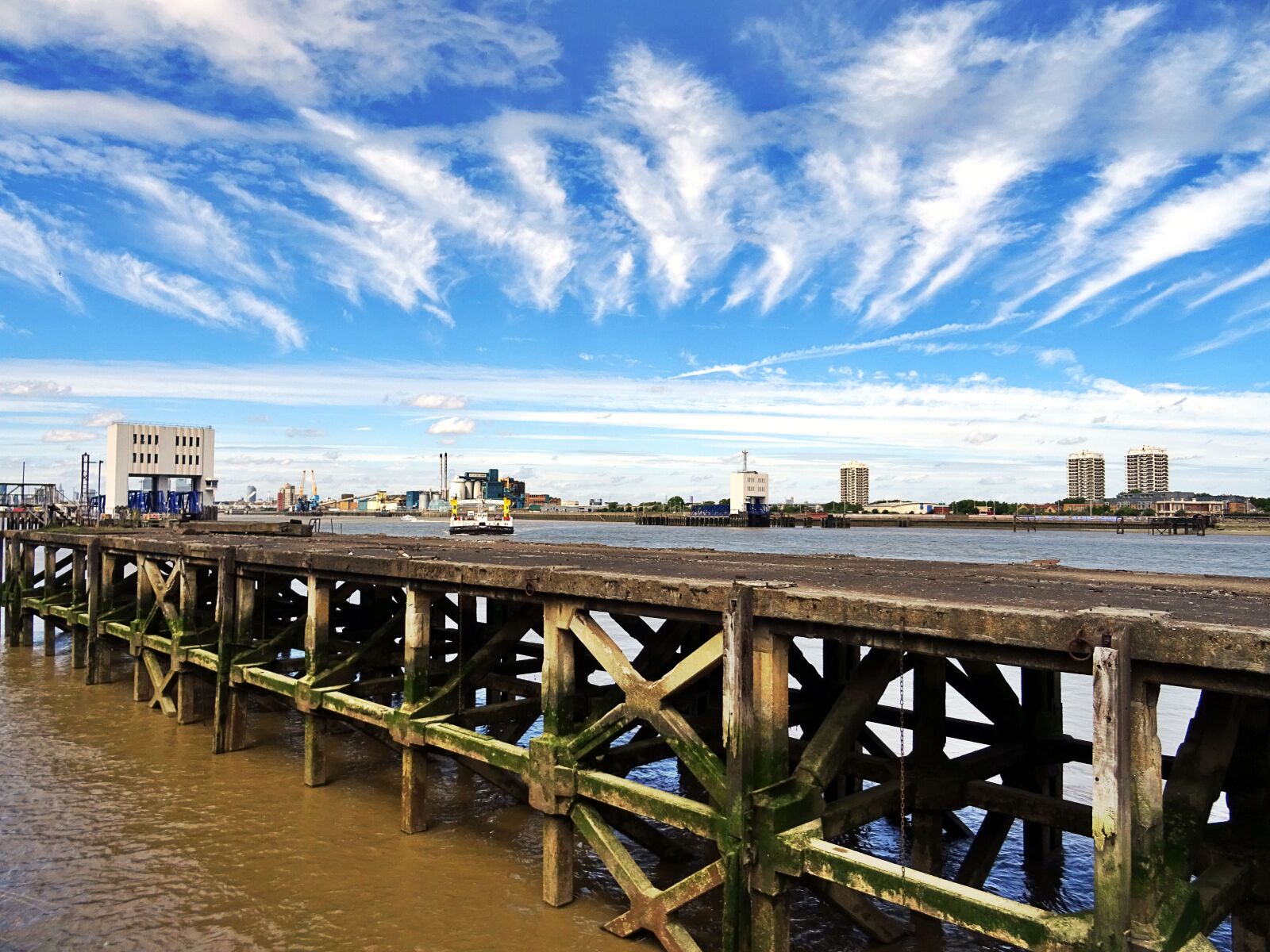 Sony DSC-HX60 sample photo. Buildings, city, clouds, dock photography