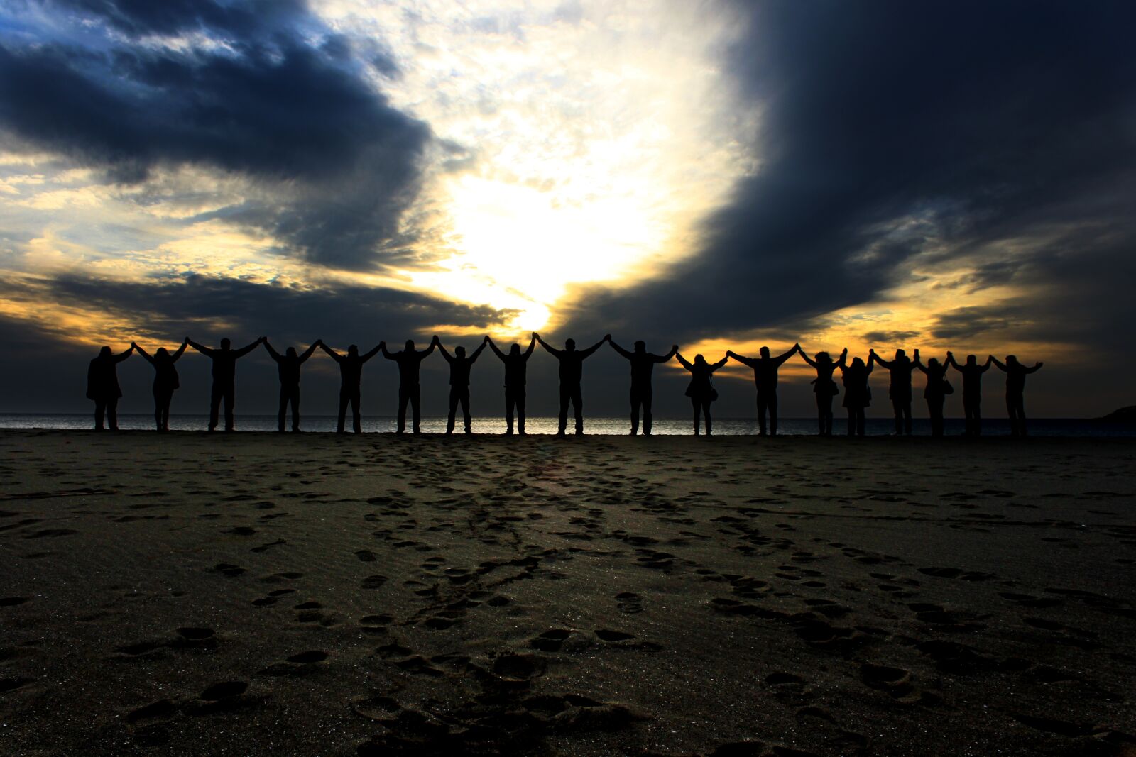 Canon EOS 500D (EOS Rebel T1i / EOS Kiss X3) sample photo. Togetherness, solidarity, beach photography