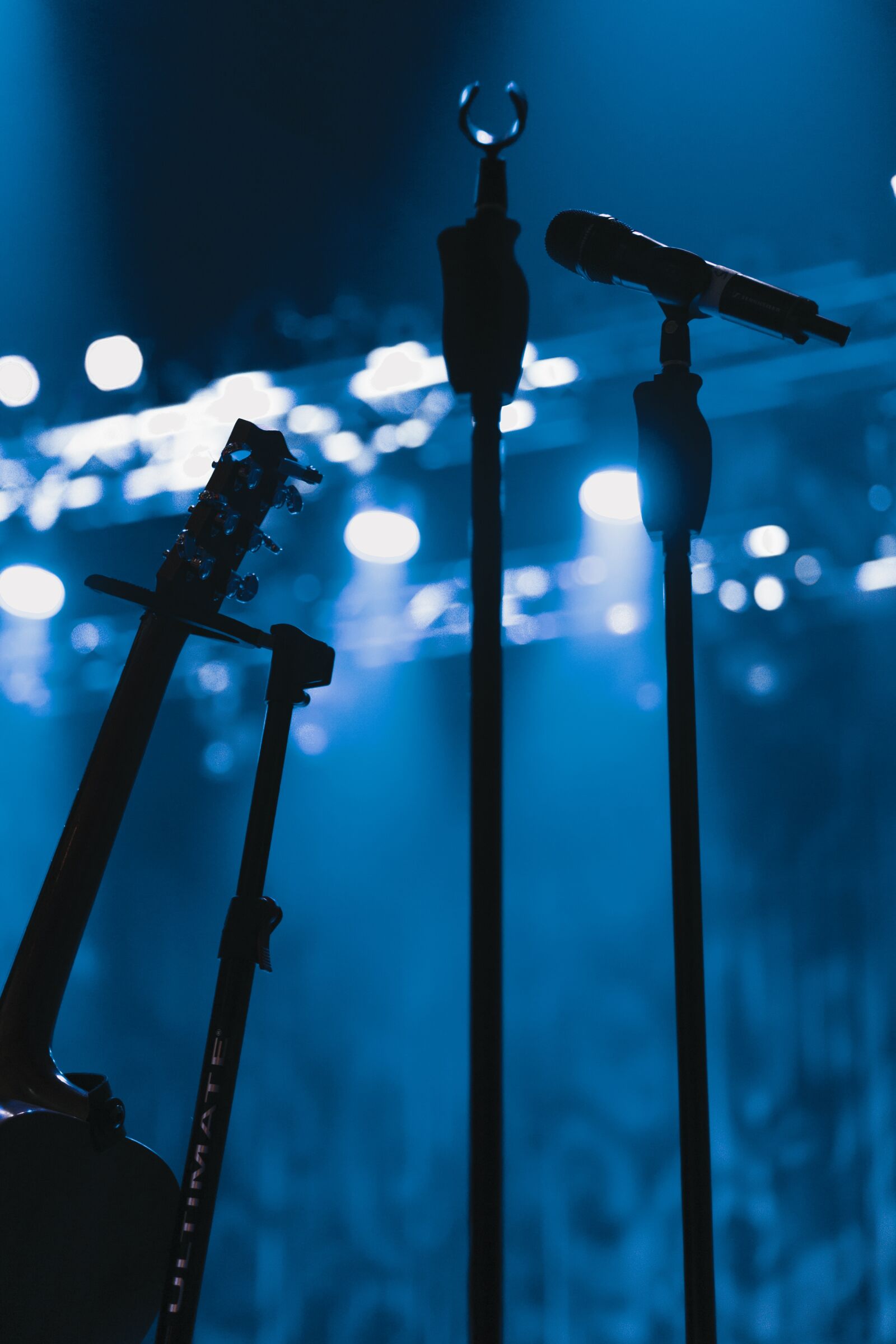 E 50mm F1.8 OSS sample photo. Light, silhouette, concert photography