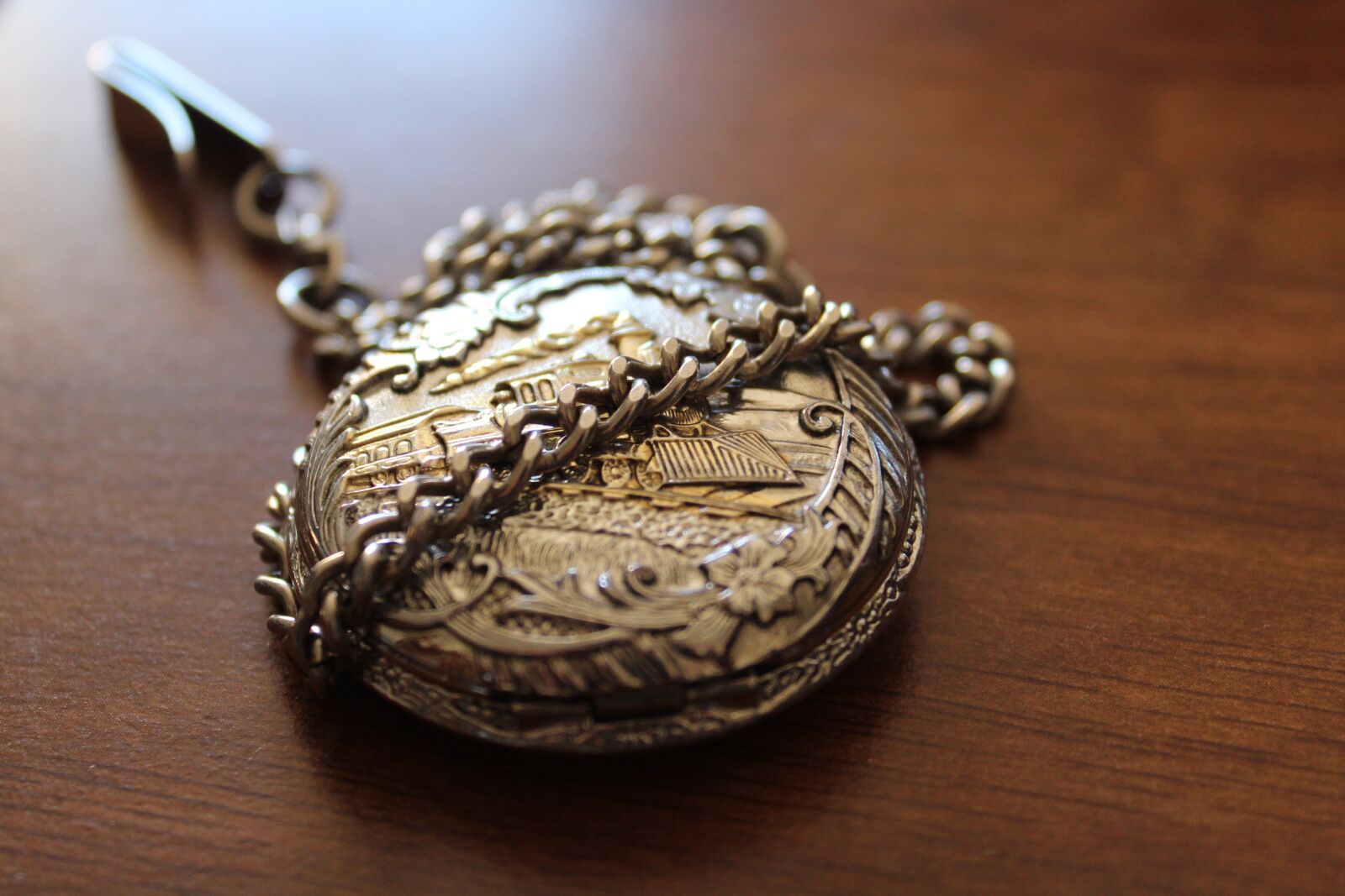 Canon EOS 1300D (EOS Rebel T6 / EOS Kiss X80) sample photo. Pocketwatch, train, chain photography