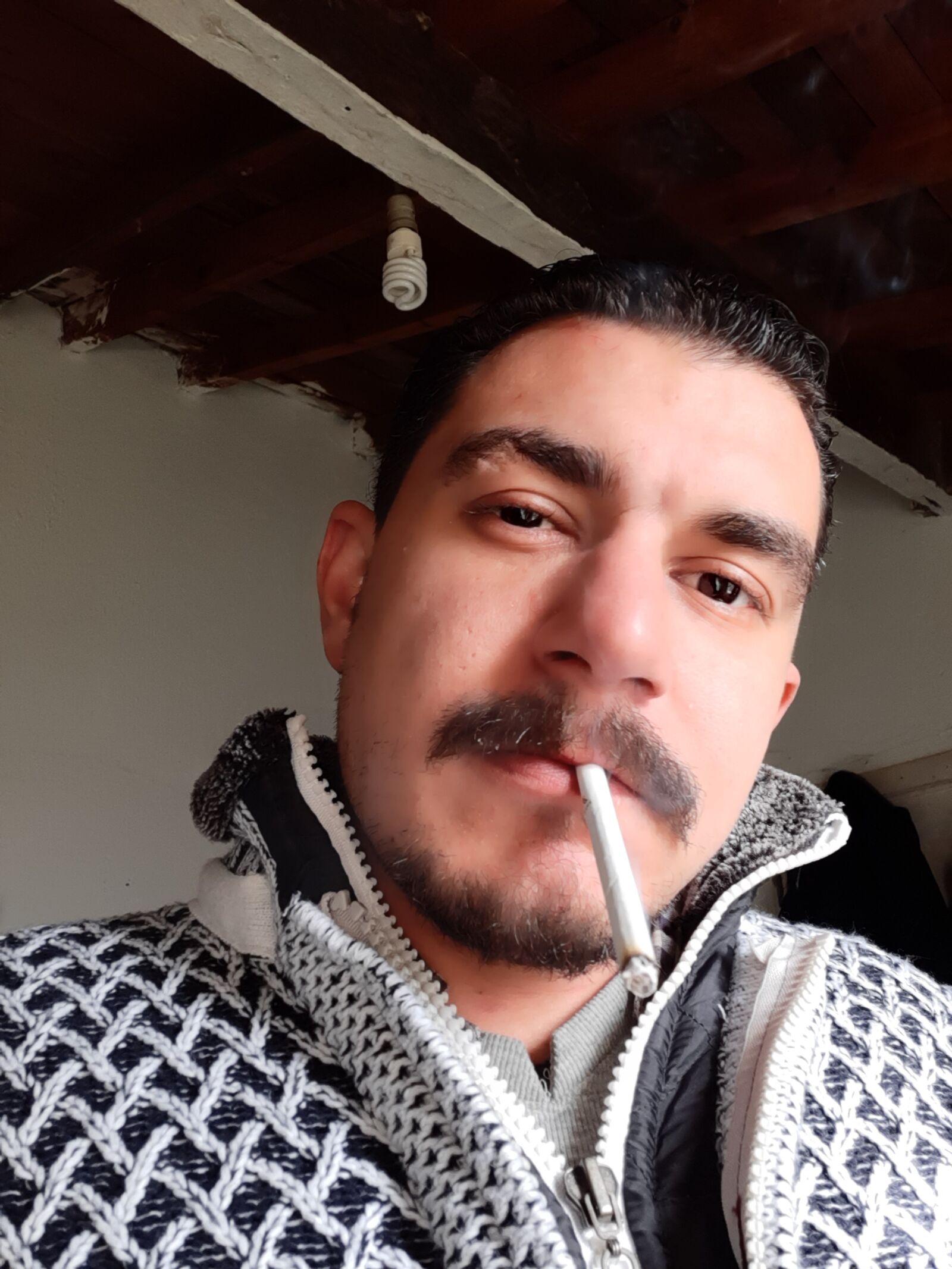 Samsung Galaxy A30 sample photo. Man smoking, smoking, wool photography