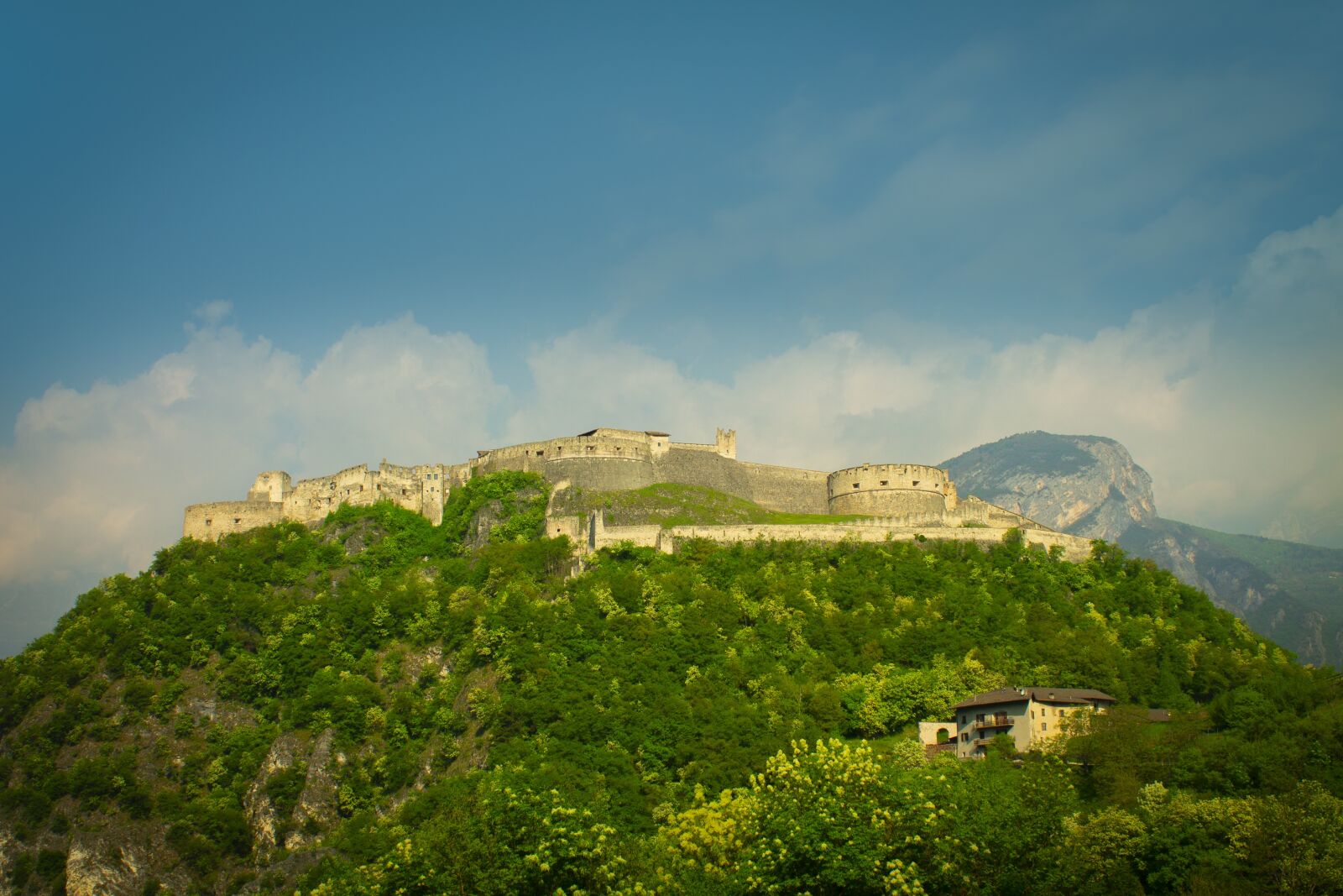 Canon EOS 1100D (EOS Rebel T3 / EOS Kiss X50) sample photo. Castle, mediaval, italy photography