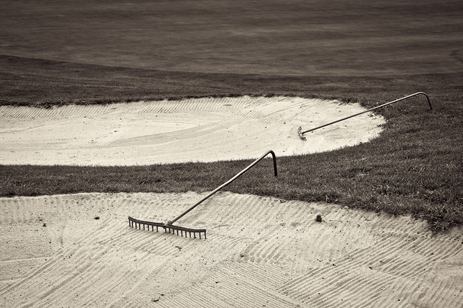 Olympus OM-D E-M10 sample photo. Golf course, sand hole photography
