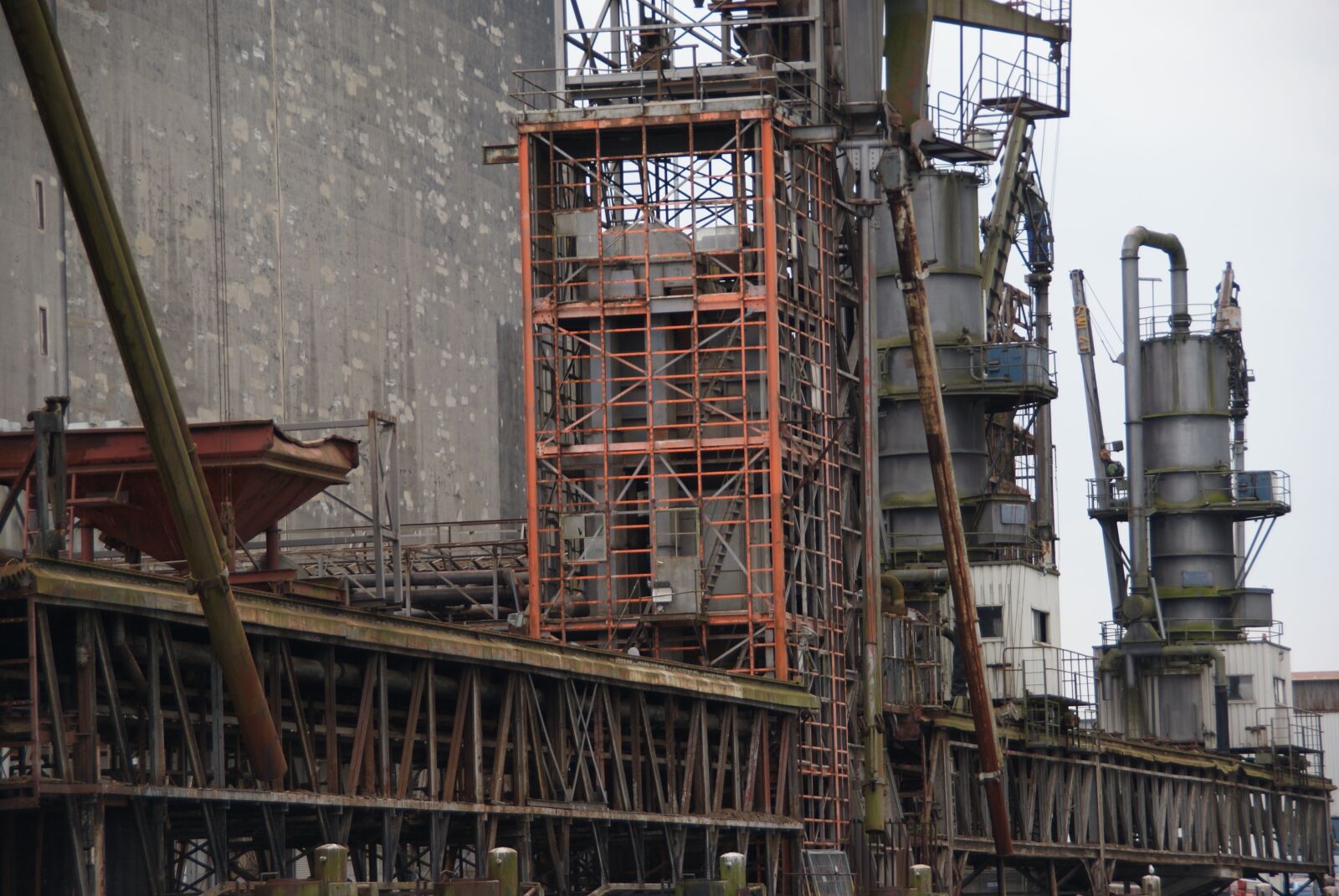 Sony Alpha DSLR-A300 sample photo. Building, mesh silos, rust photography
