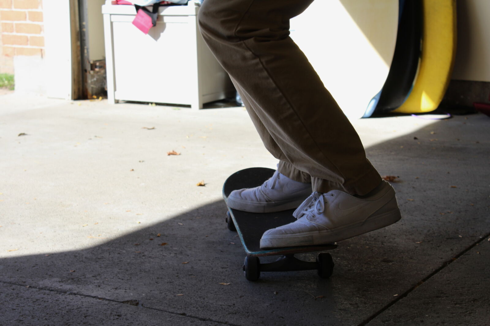 Canon EOS 1200D (EOS Rebel T5 / EOS Kiss X70 / EOS Hi) sample photo. Skateboard, skateboarder, white, shoes photography