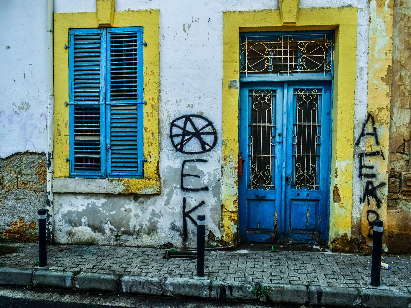 Nikon D3300 sample photo. Door, window, wall photography
