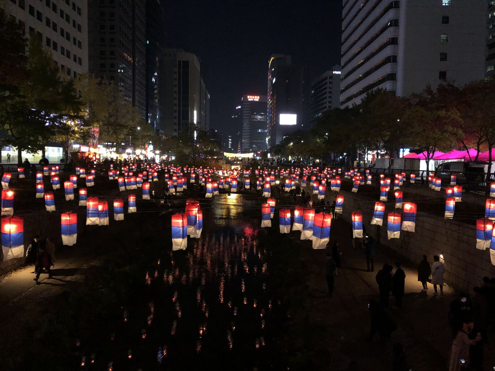 iPhone X back dual camera 4mm f/1.8 sample photo. Light, seoul, water photography