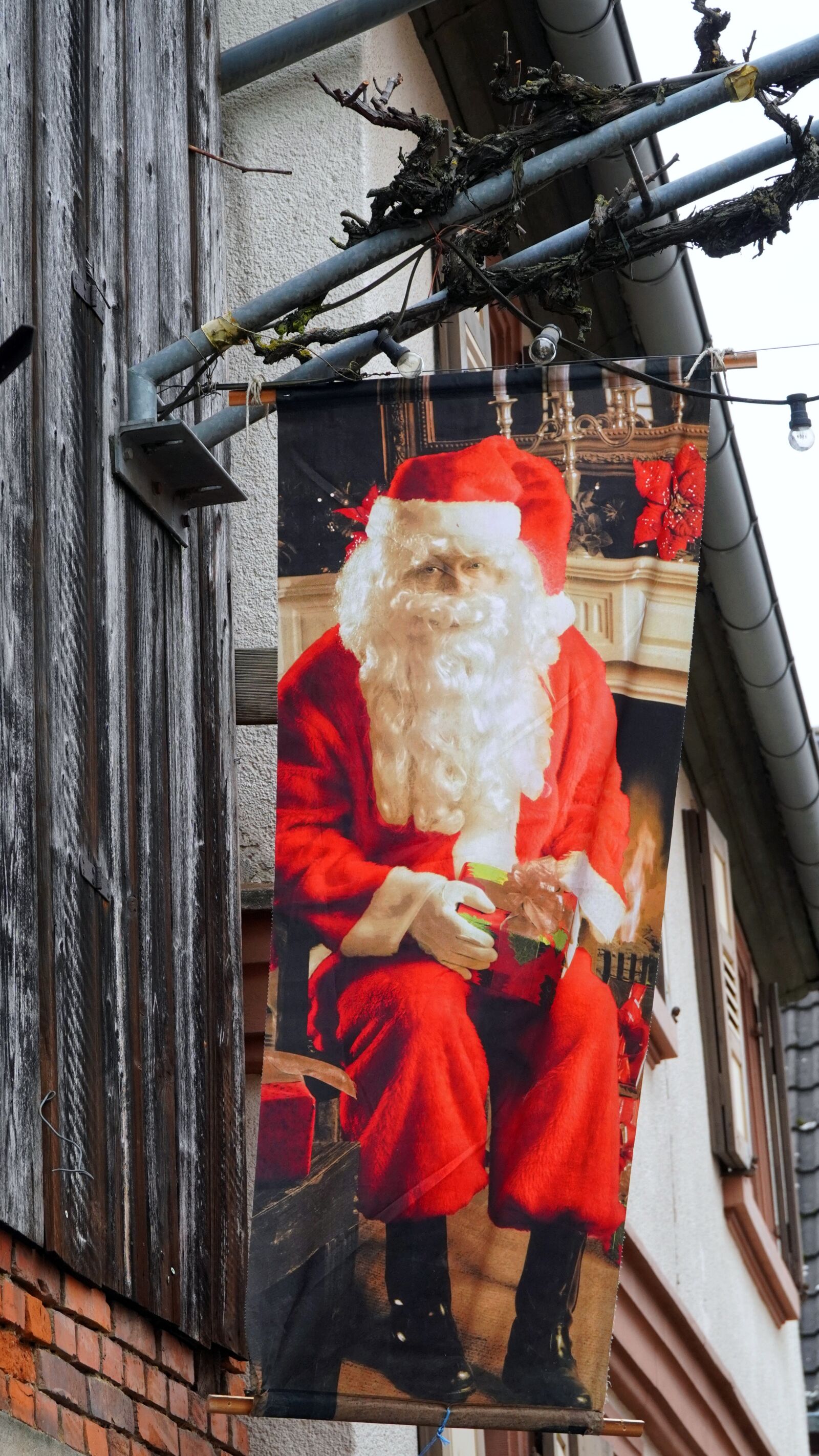 Sony E PZ 18-105mm F4 G OSS sample photo. Nicholas, flag, christmas photography